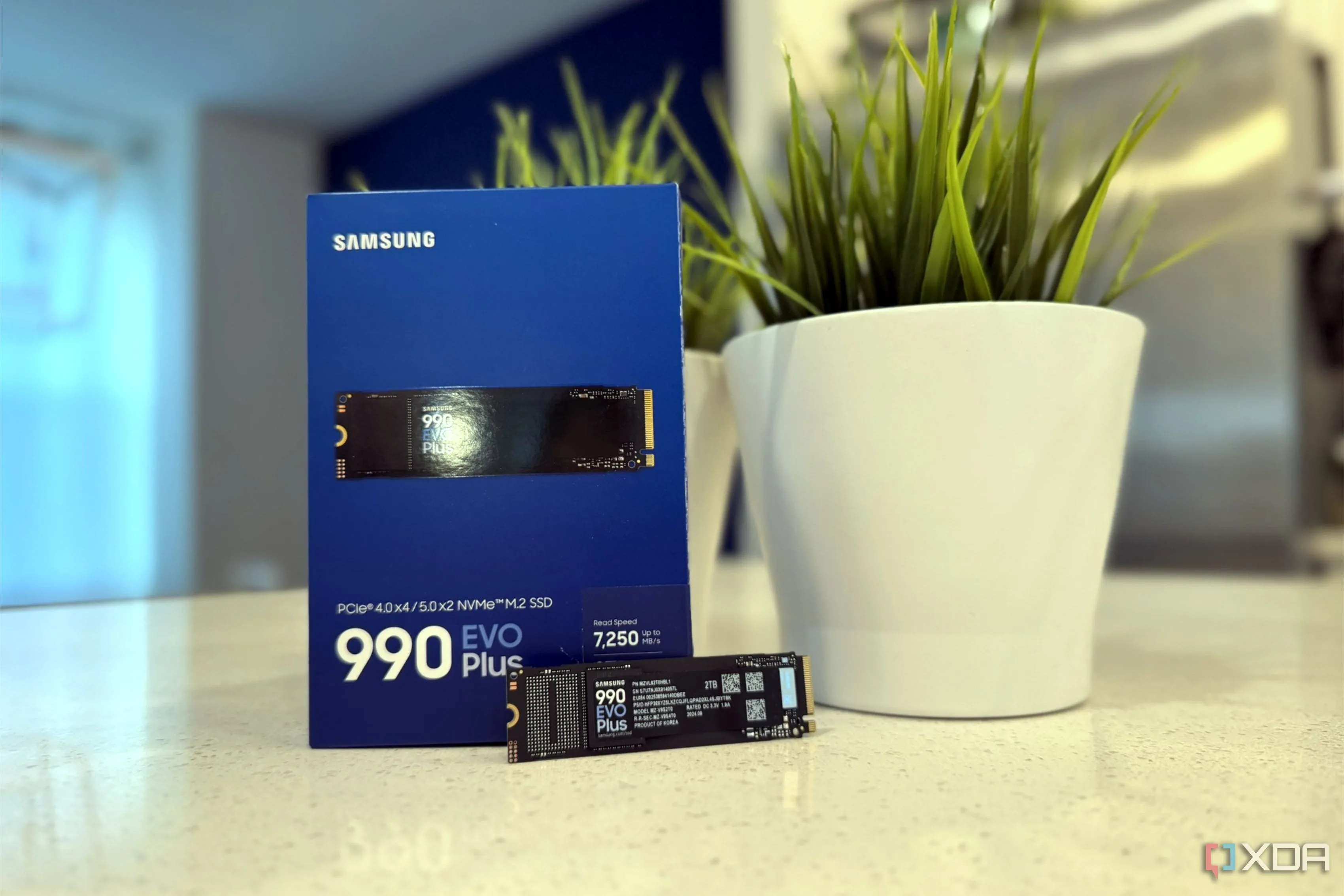 Ổ SSD Samsung 990 Evo Plus và hộp sản phẩm trên mặt bàn