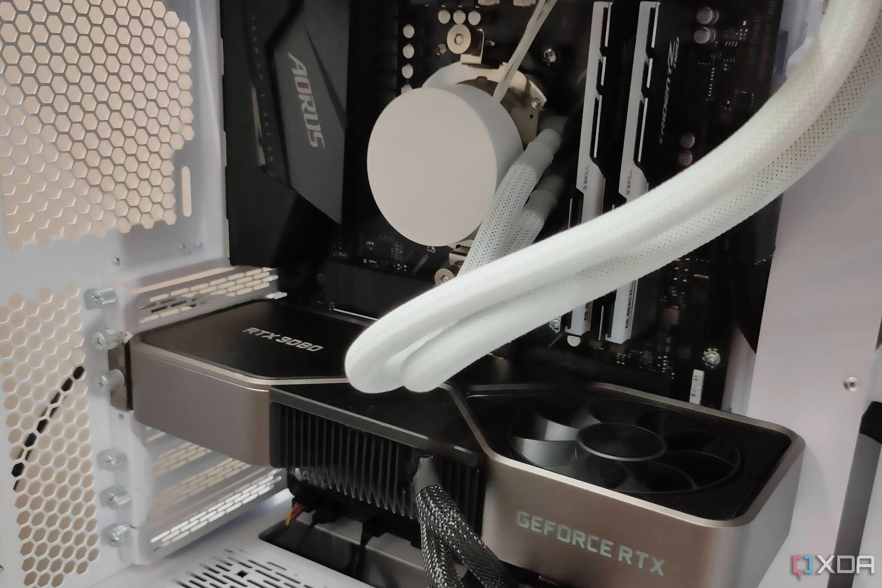 PC chơi game hiện đại với card đồ họa NVIDIA GeForce RTX 3080 FE bên trong.