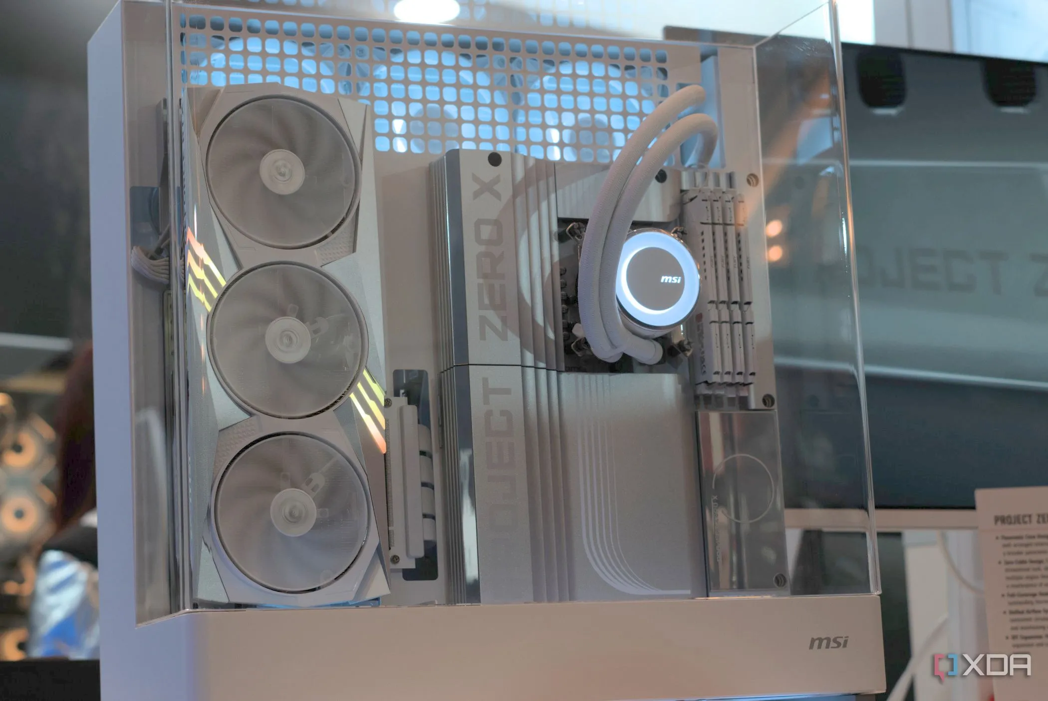 PC độ MSI Project Zero X tại CES 2025, minh họa sự tài trợ từ hãng sản xuất