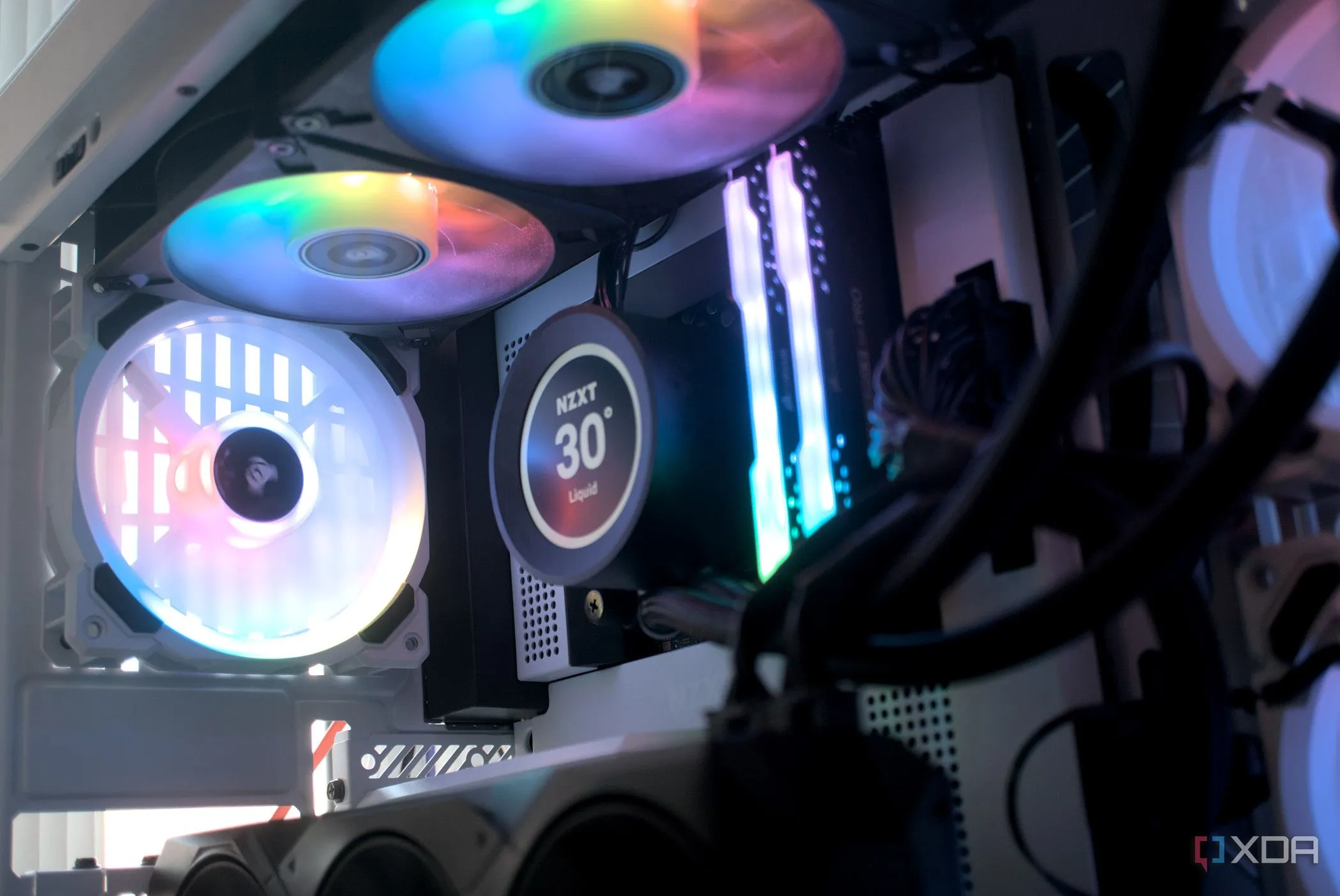 PC được lắp đặt trong vỏ case HYTE Y40 Snow White Edition với nhiều đèn RGB