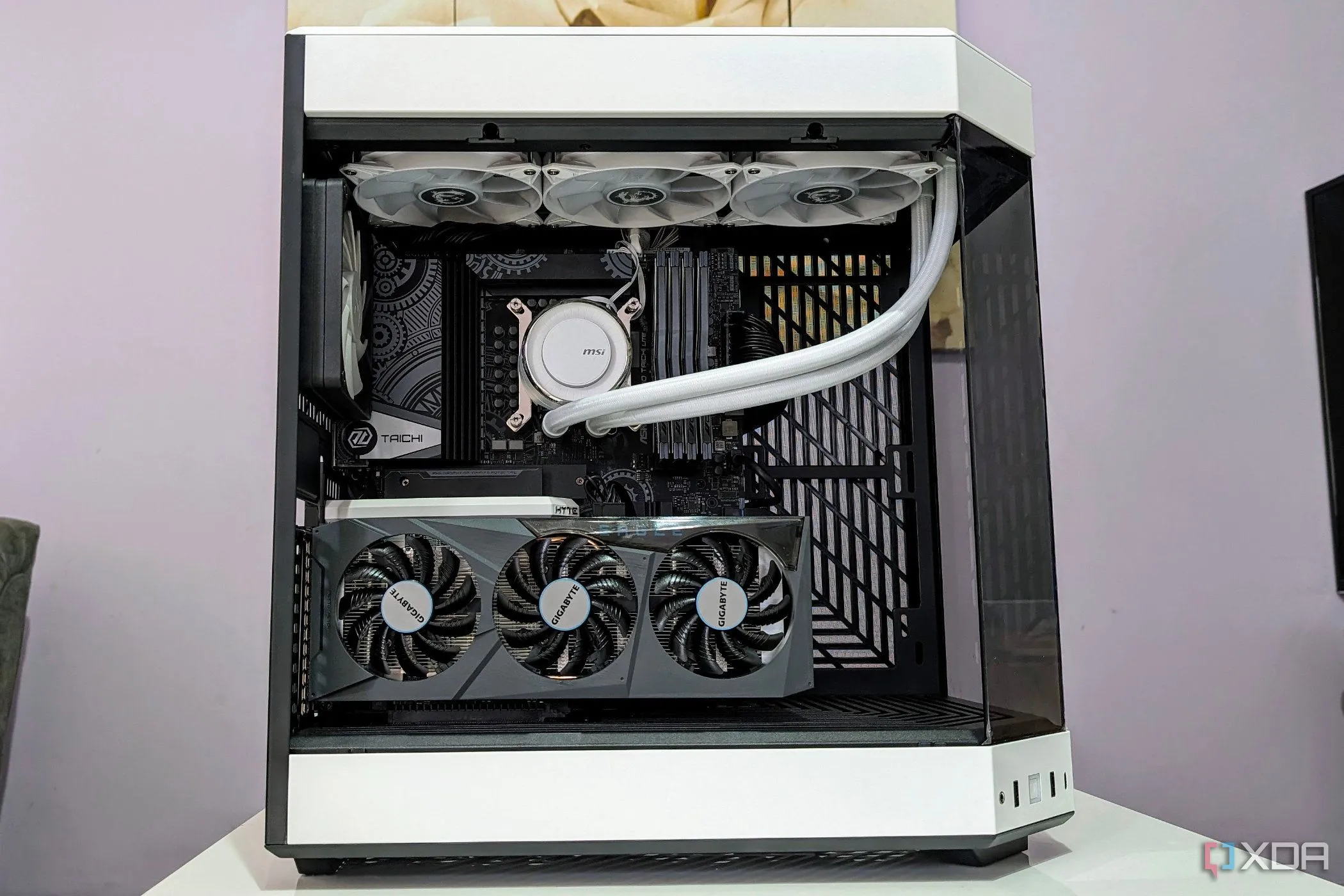 PC gaming trong vỏ case màu trắng với tản nhiệt nước AIO, minh họa việc quản lý dây cáp bên trong
