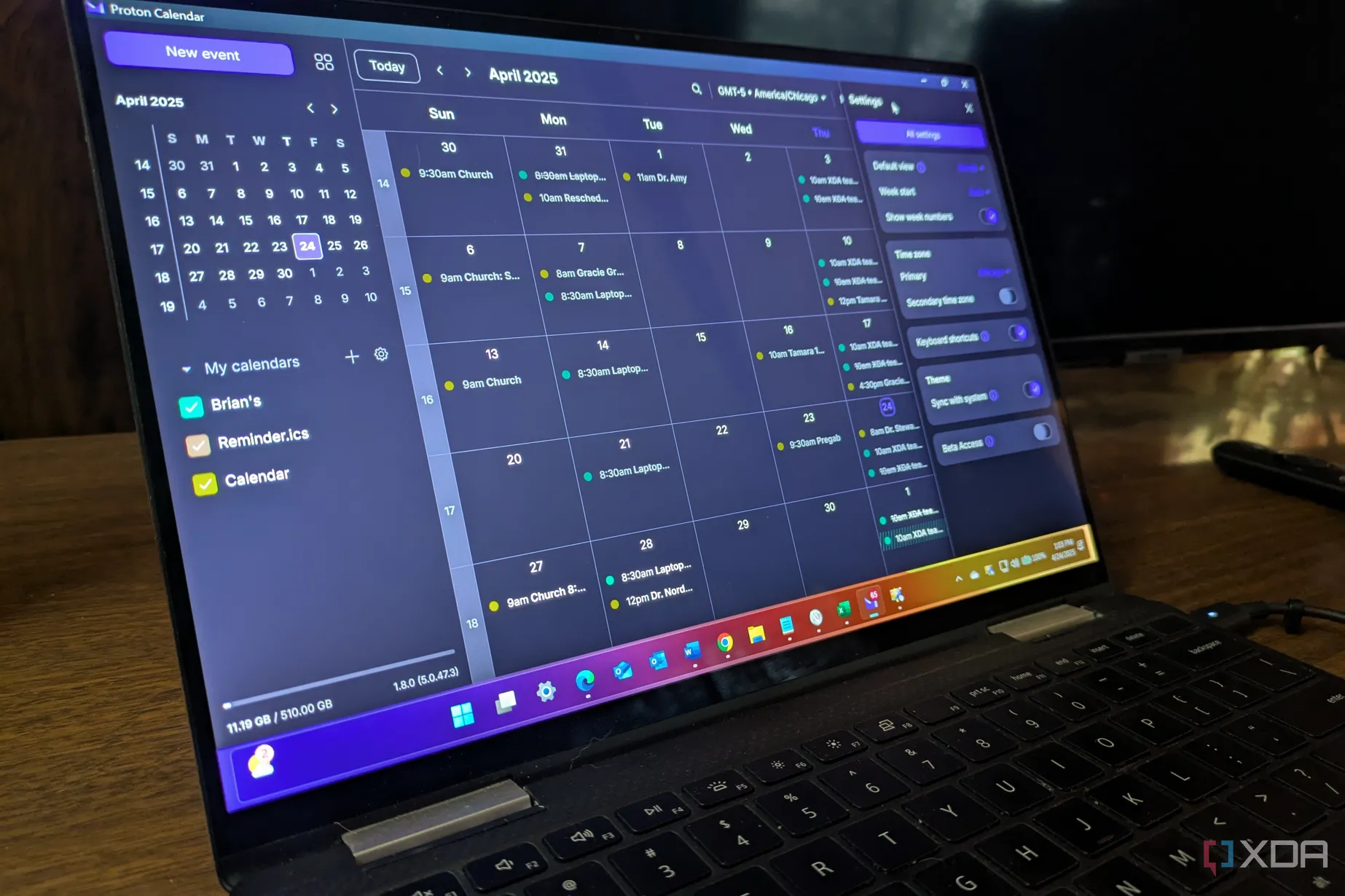 Proton Calendar hiển thị trên laptop Windows 11, minh họa tích hợp dịch vụ