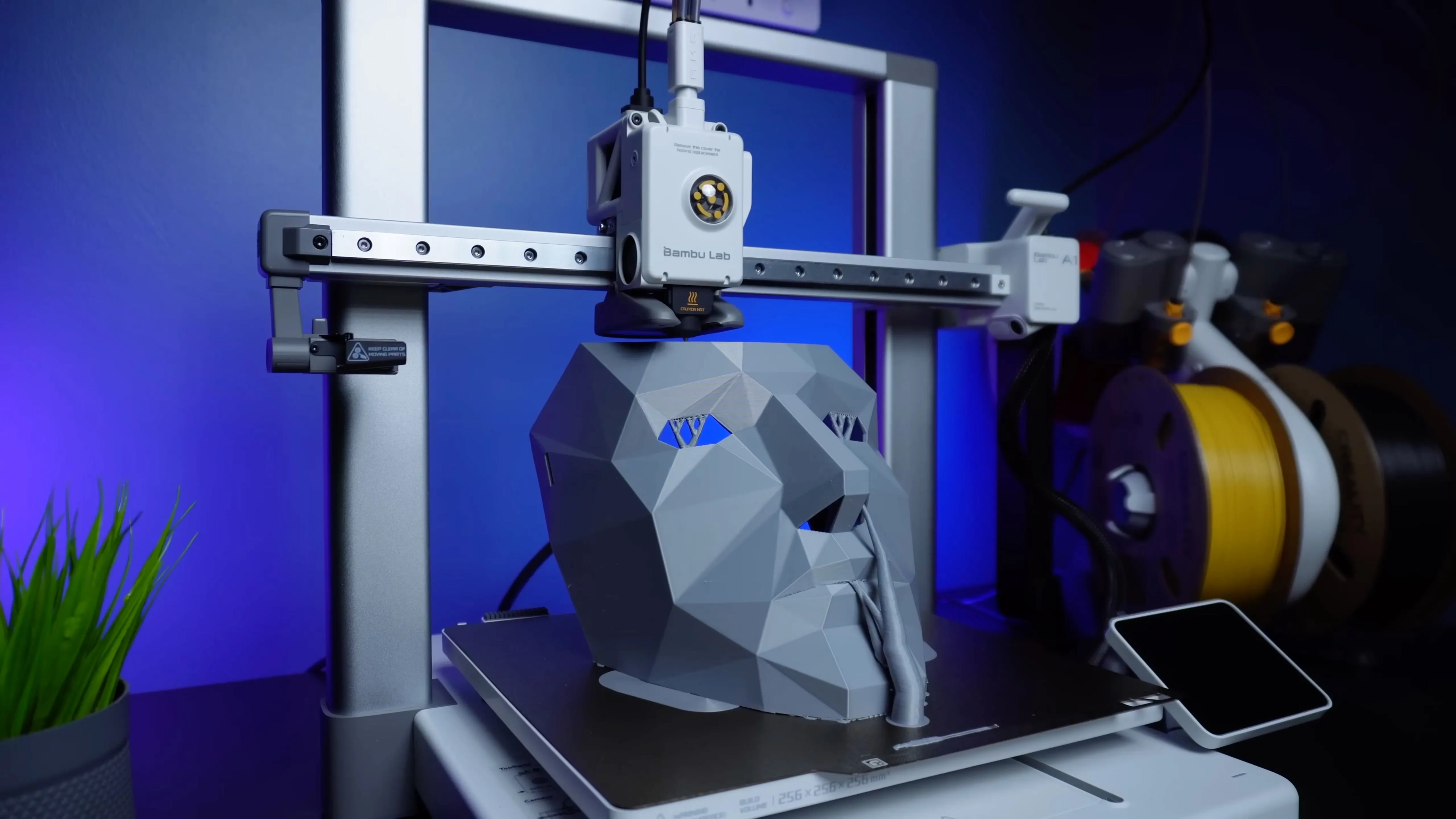 Quá trình in 3D một chiếc mặt nạ bằng vật liệu PLA, thể hiện khả năng tạo hình cơ bản