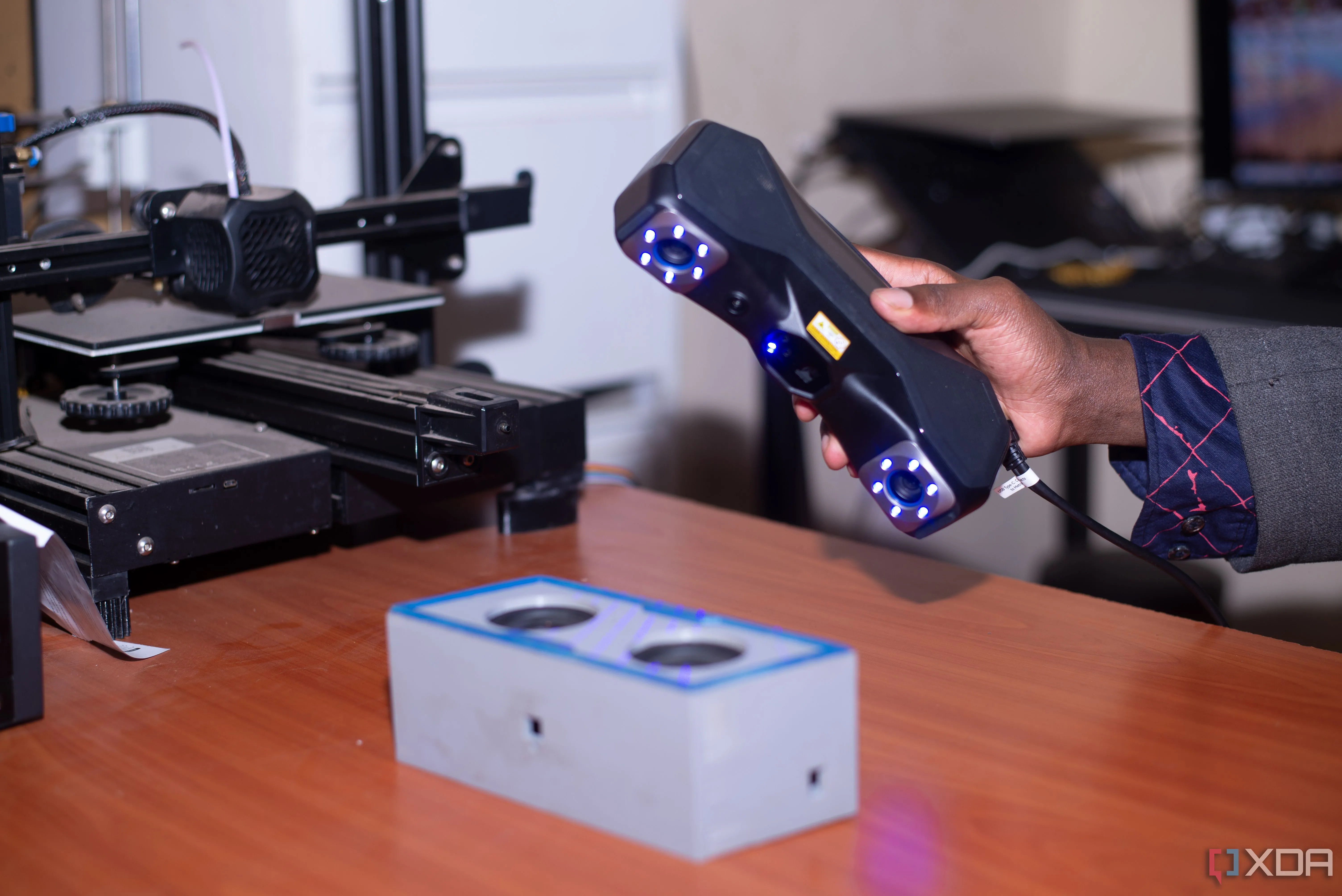 Quá trình quét 3D một chiếc loa mini bằng máy quét chuyên dụng, minh họa tầm quan trọng của môi trường và ánh sáng khi quét