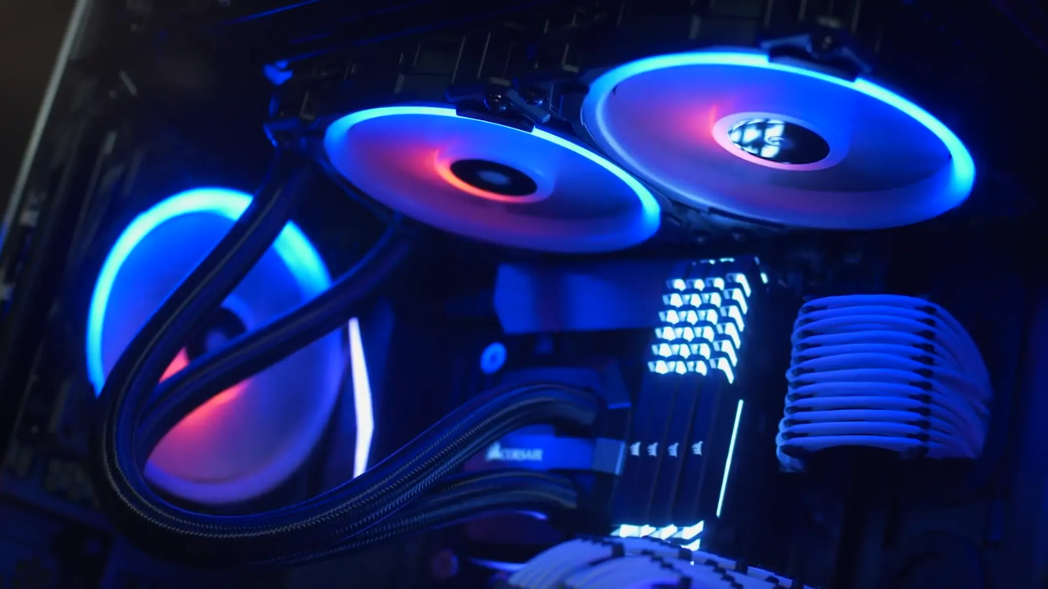Quạt tản nhiệt Corsair LL120 RGB được lắp đặt trong vỏ case PC, cải thiện luồng khí làm mát.