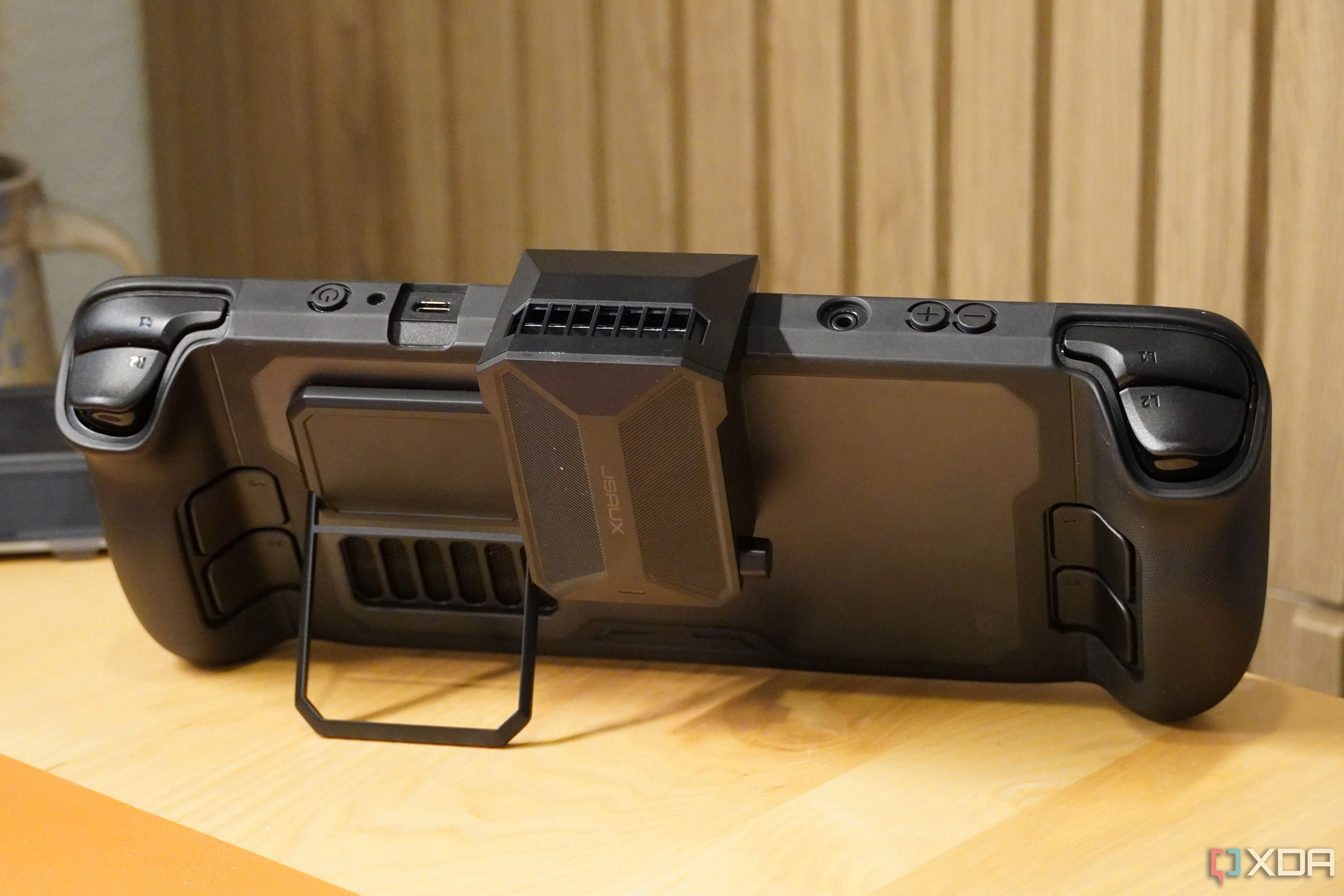 Quạt tản nhiệt Steam Deck gắn trên case mod Jsaux, minh họa khả năng quản lý nhiệt và kéo dài thời lượng pin
