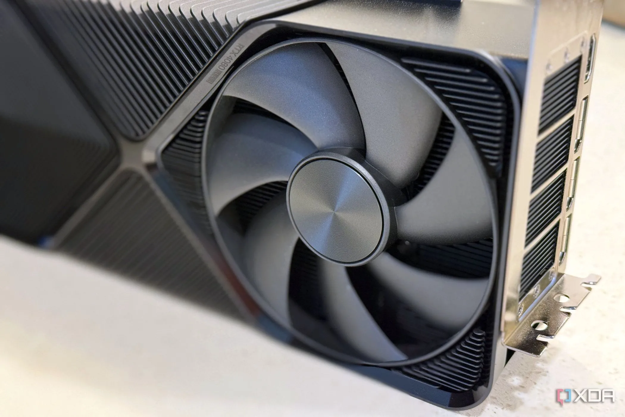 Quạt tản nhiệt và cổng kết nối của card đồ họa Nvidia GeForce RTX 4080 Super Founders Edition