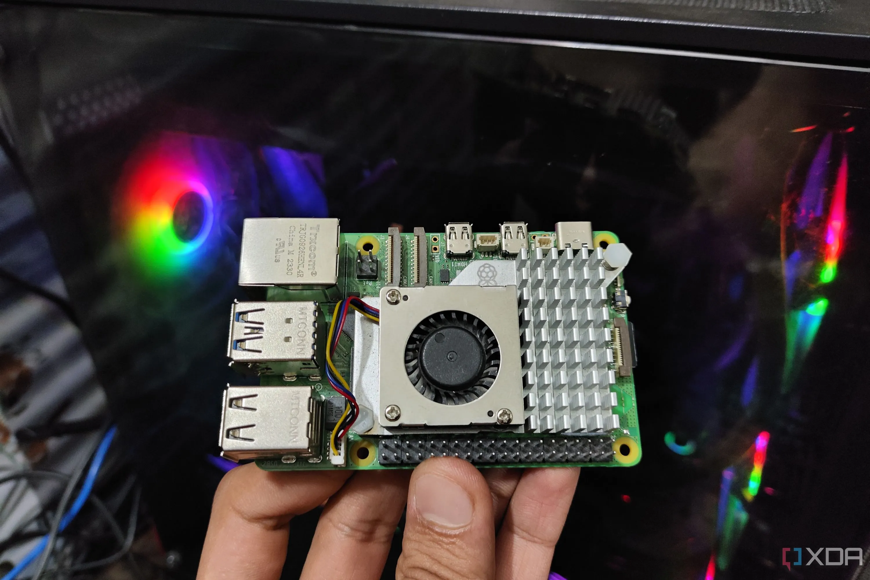 Raspberry Pi 5 được đặt cạnh máy tính cá nhân, minh họa tính linh hoạt trong công việc