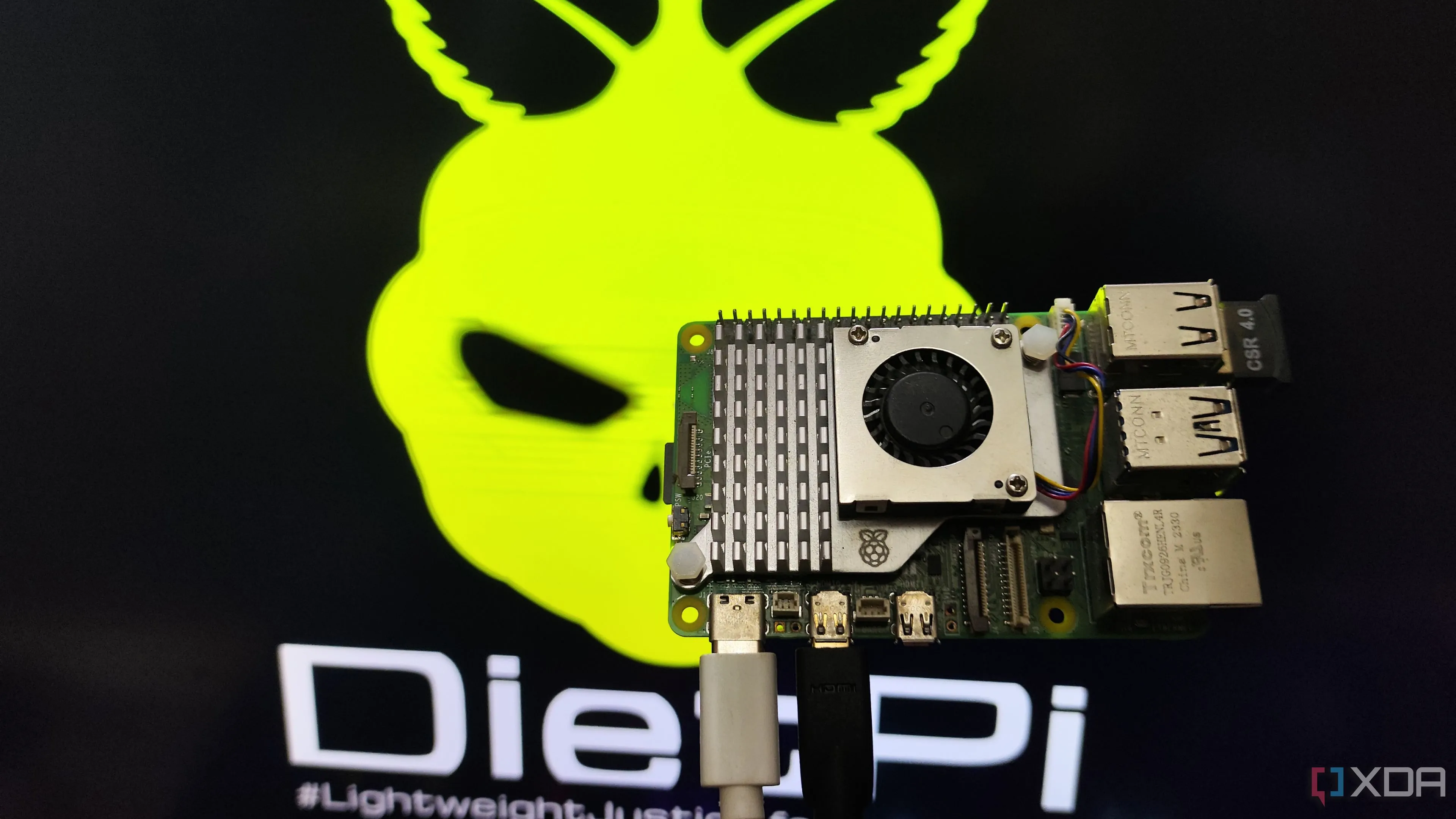 Raspberry Pi 5 và màn hình hiển thị môi trường DietPi LXDE