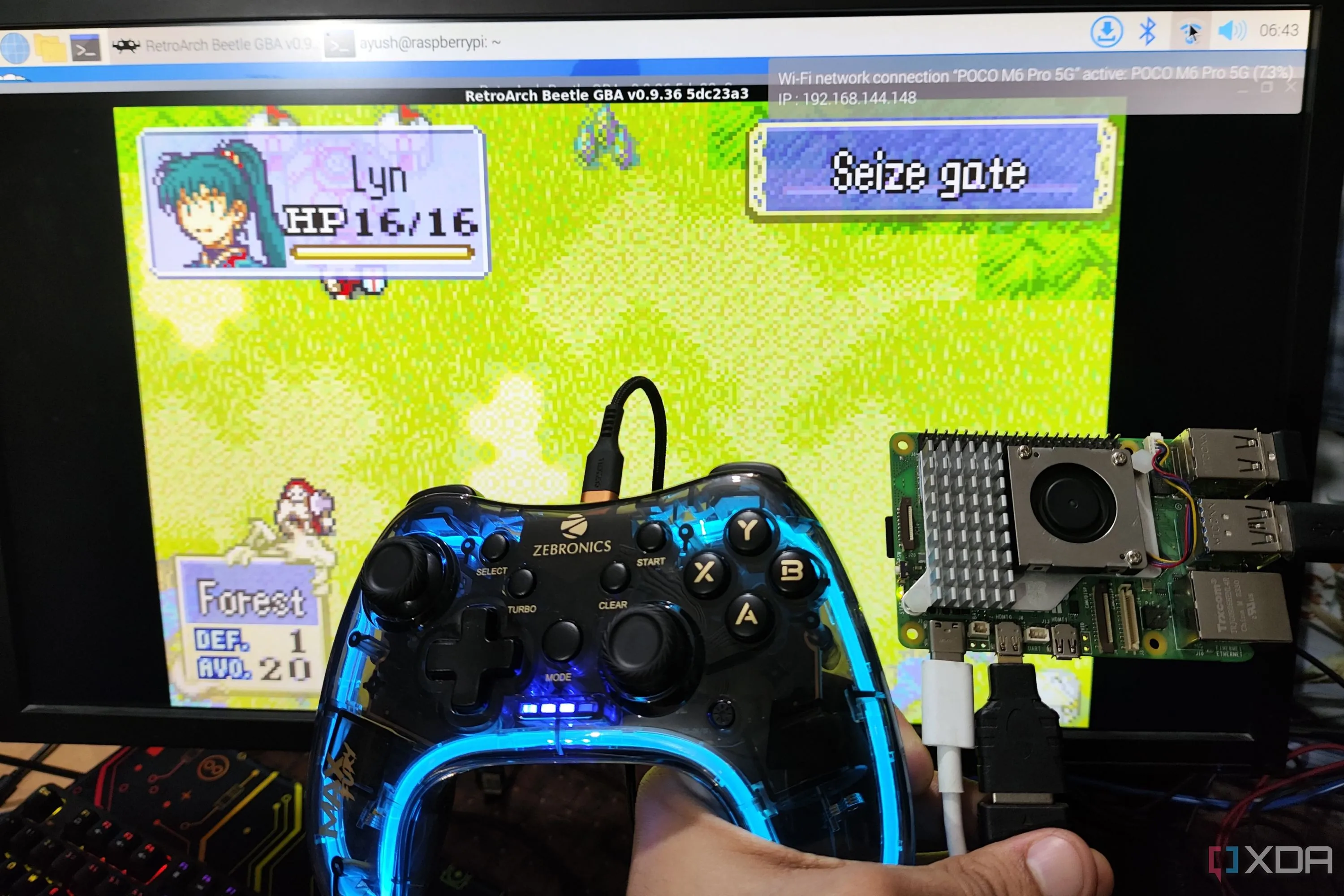 Raspberry Pi 5 và tay cầm chơi game đang được sử dụng để giả lập game retro trên màn hình