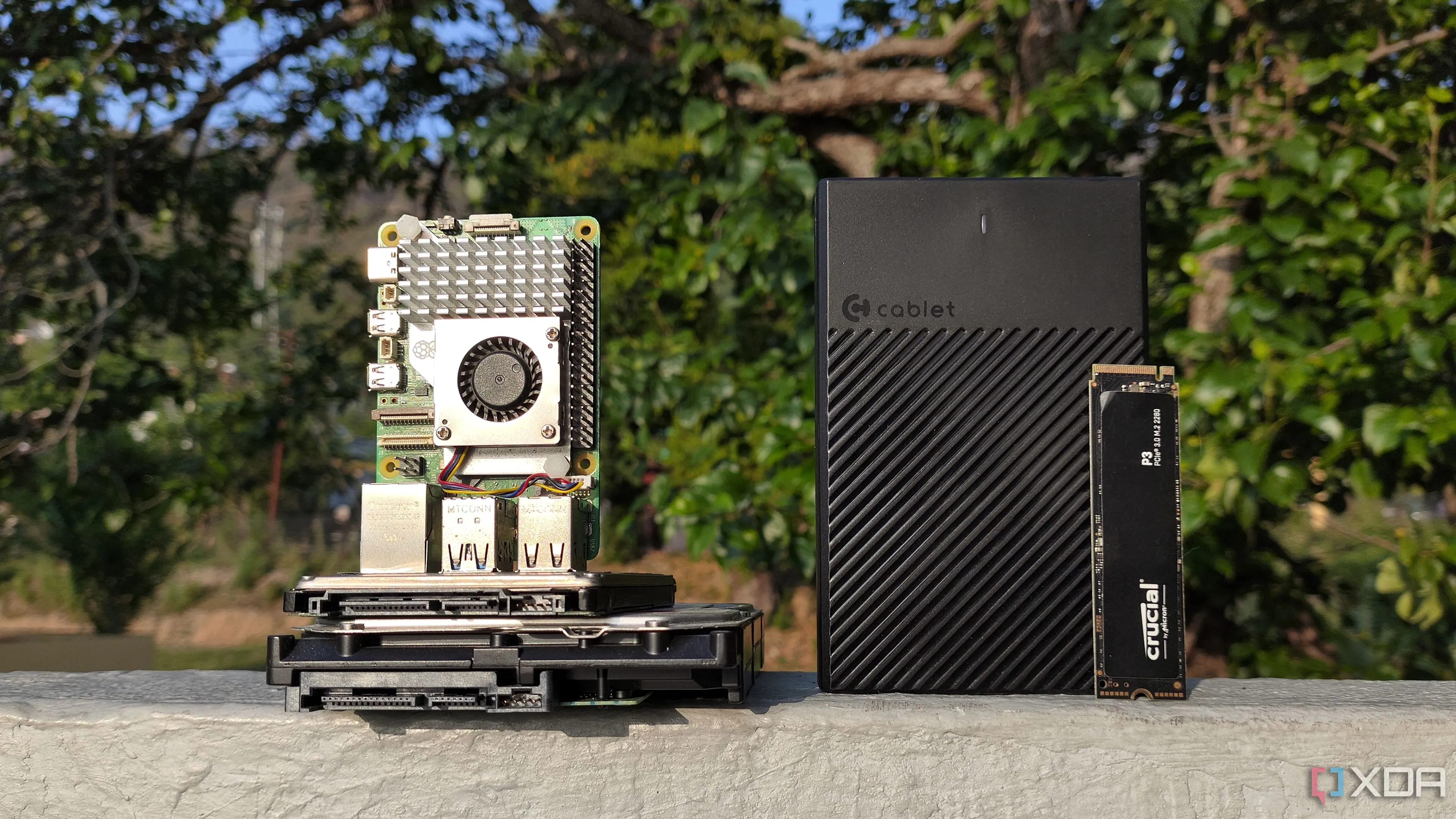 Raspberry Pi kết nối với ổ đĩa lưu trữ, minh họa môi trường triển khai Docker nhỏ gọn.