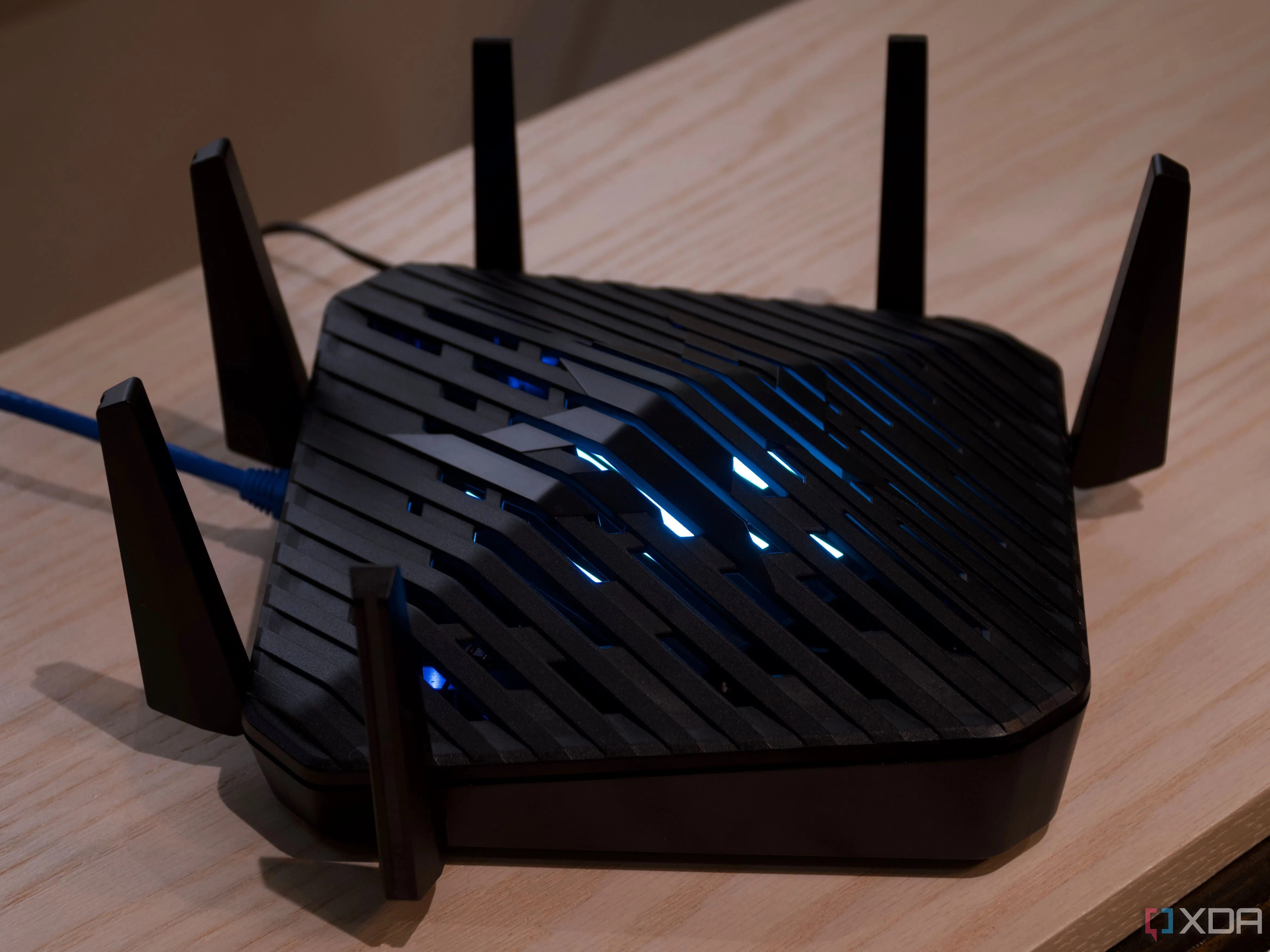 Router Acer Predator Connect W6 đang hoạt động với đèn báo sáng, minh họa cho router cá nhân với nhiều tính năng và bảo mật nâng cao.