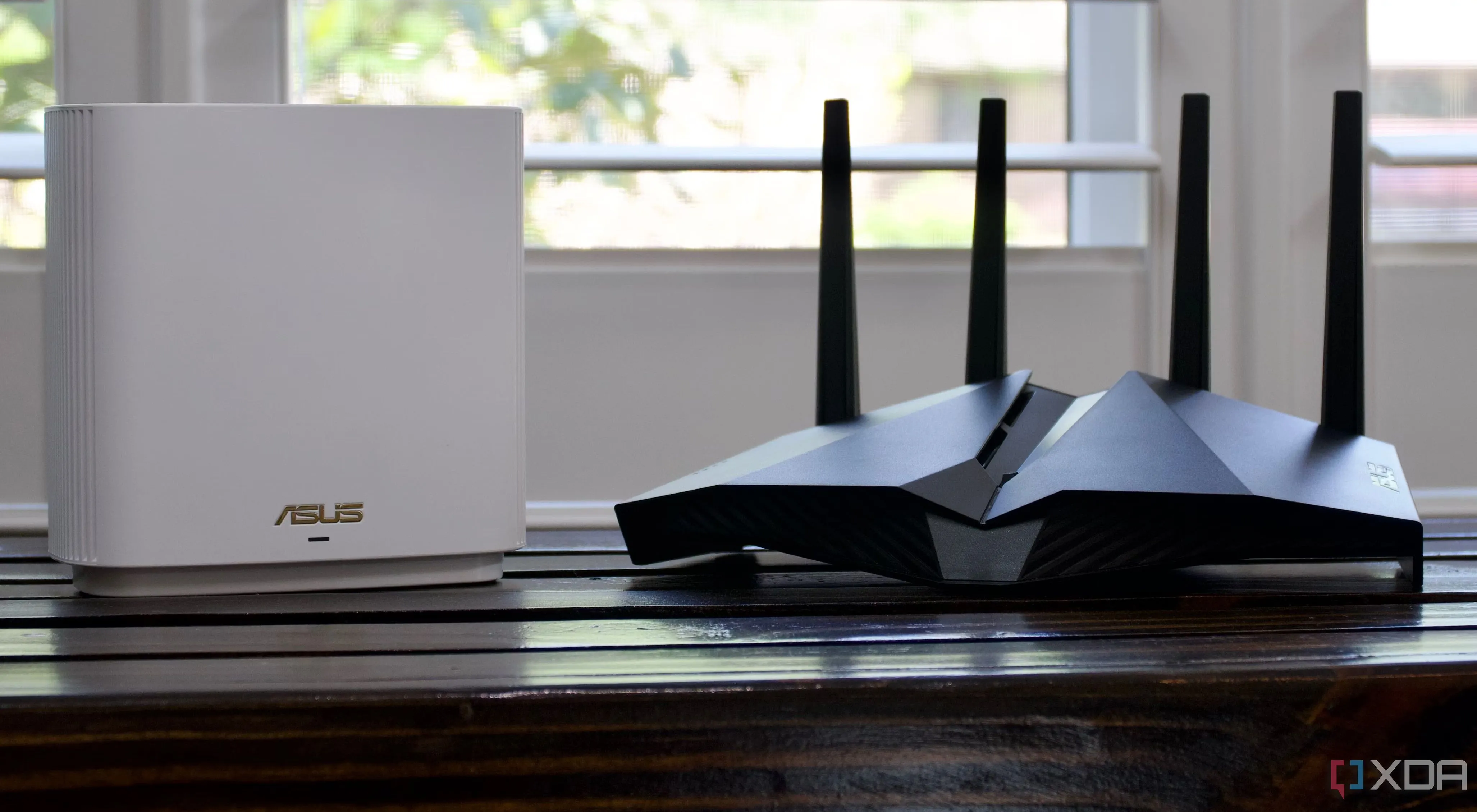 Router Asus ZenWifi, biểu tượng của thiết bị mạng hiệu suất cao có thể hỗ trợ VLAN cho mạng IoT.