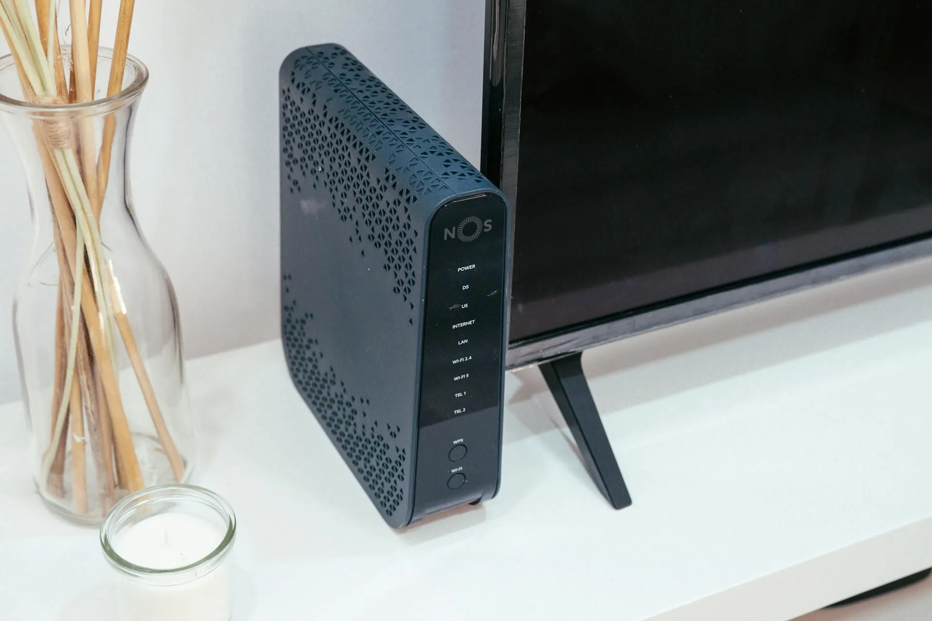 Router đặt cạnh tivi trong không gian gia đình, liên quan đến việc nâng cấp gói internet