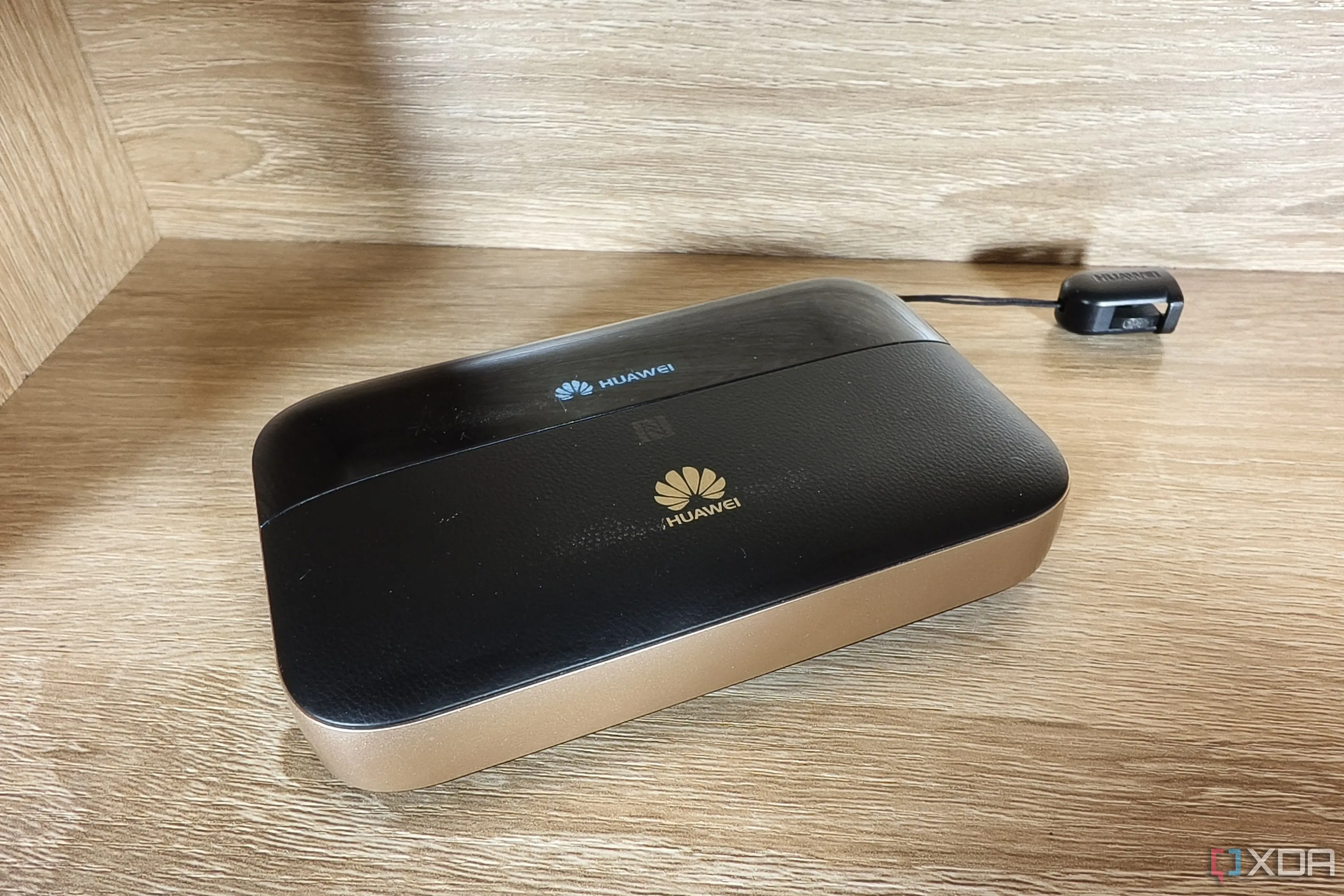 Router di động nhỏ gọn đặt trên bàn làm việc, cung cấp dung lượng dữ liệu lớn