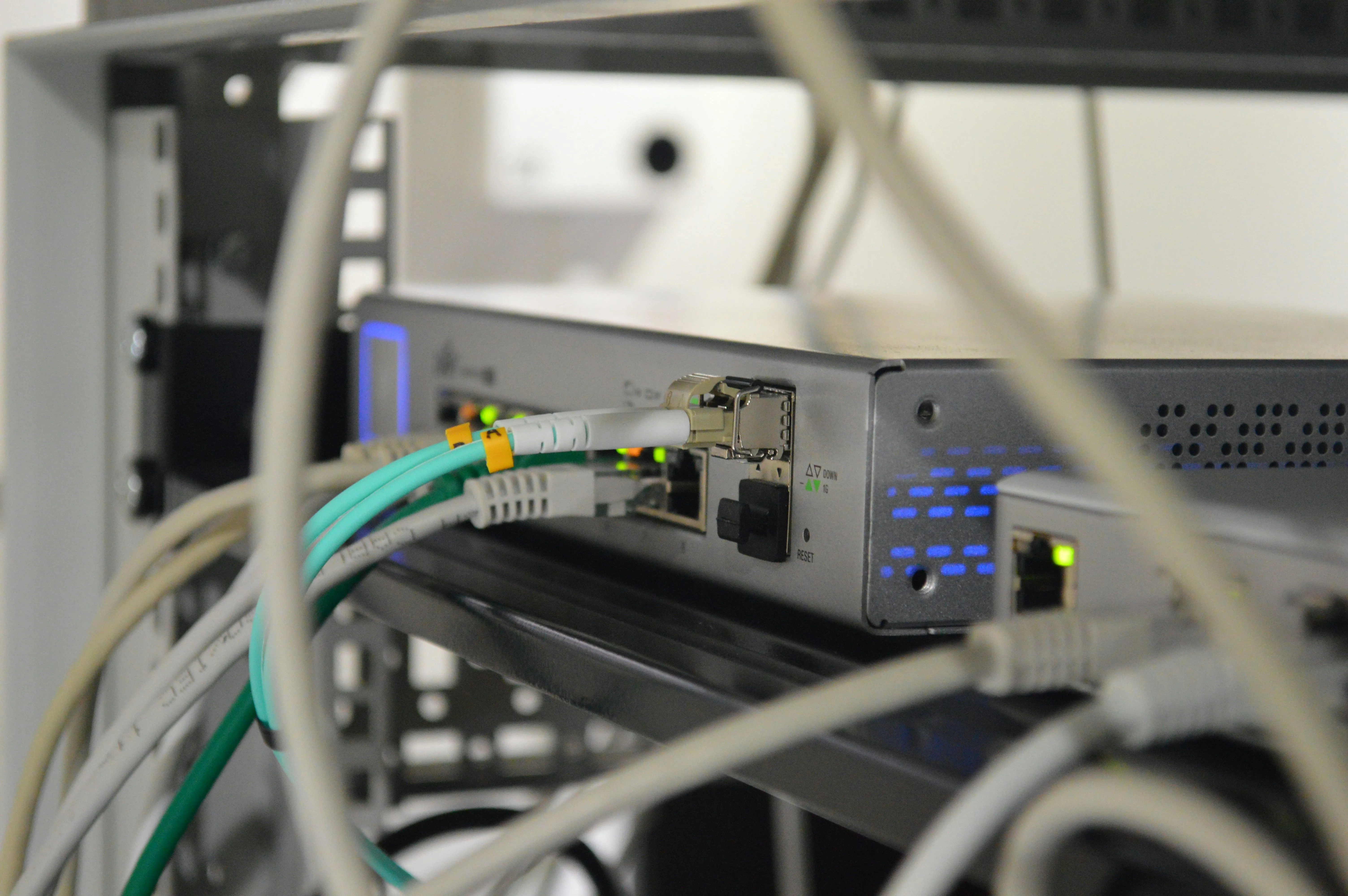 Router mạng cấp doanh nghiệp, thể hiện sự khác biệt và khả năng của các hệ thống IDS/IPS như Snort và Suricata
