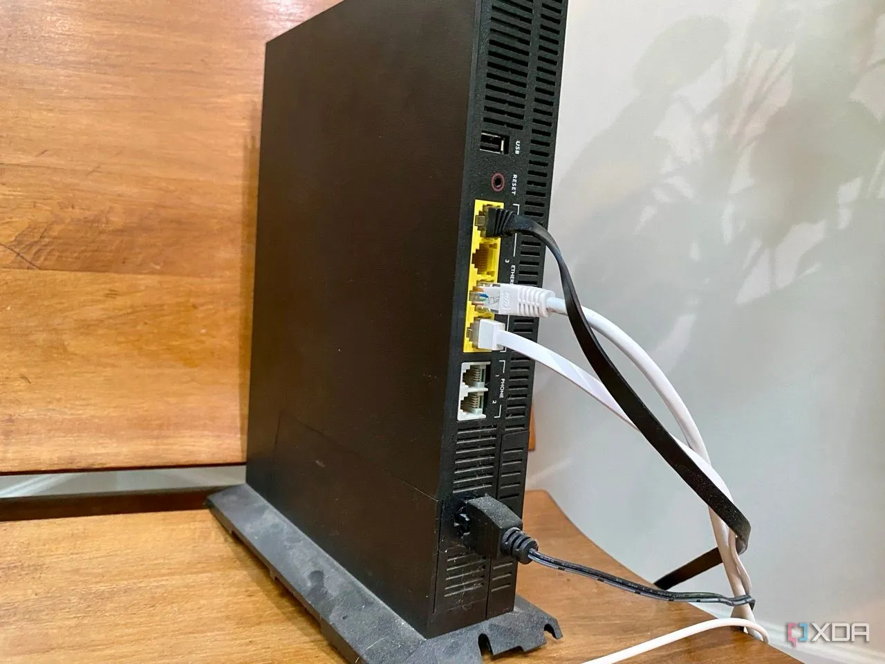 Router mạng quang cũ với cổng USB sẵn sàng kết nối SSD ngoài để truyền phát đa phương tiện