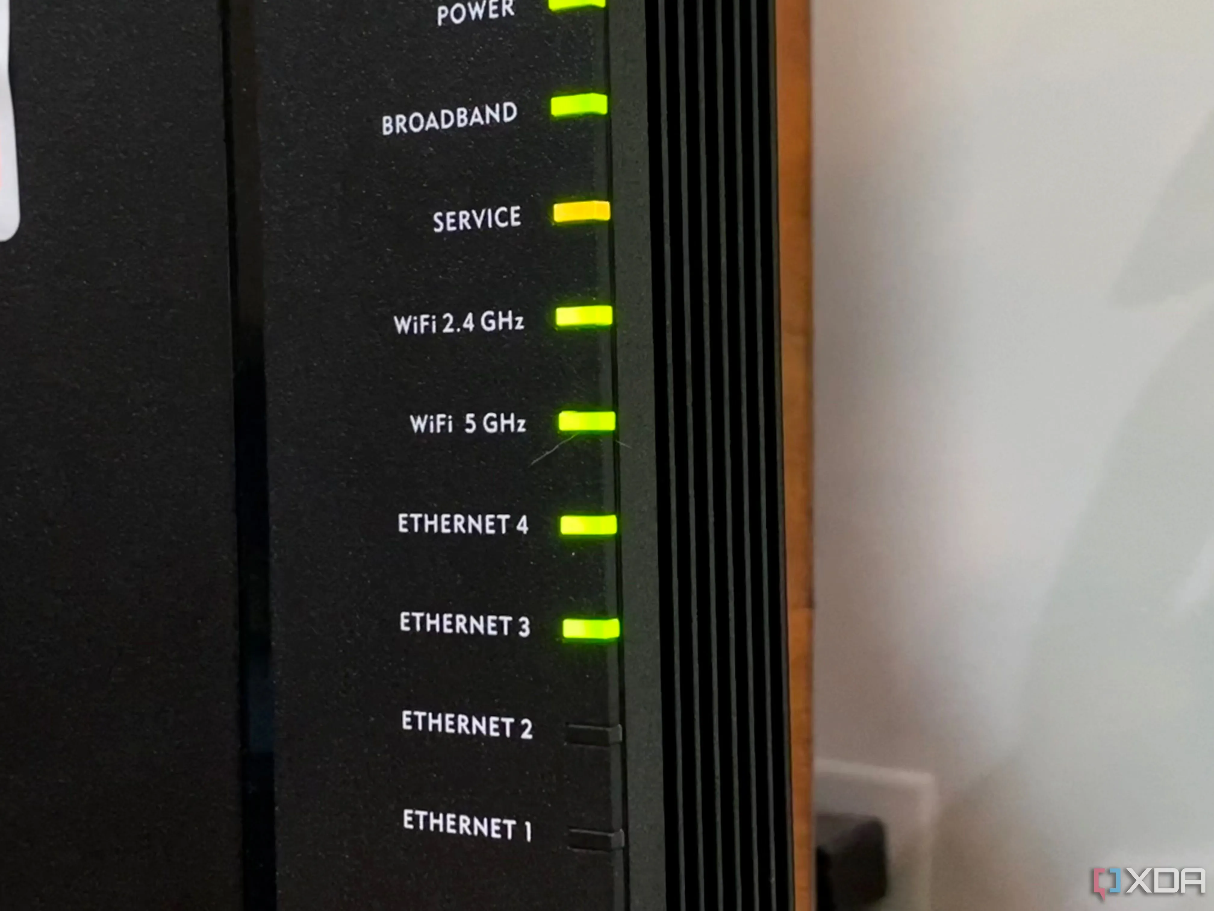 Router nhà mạng với đèn tín hiệu kết nối, tượng trưng cho sự phụ thuộc vào ISP