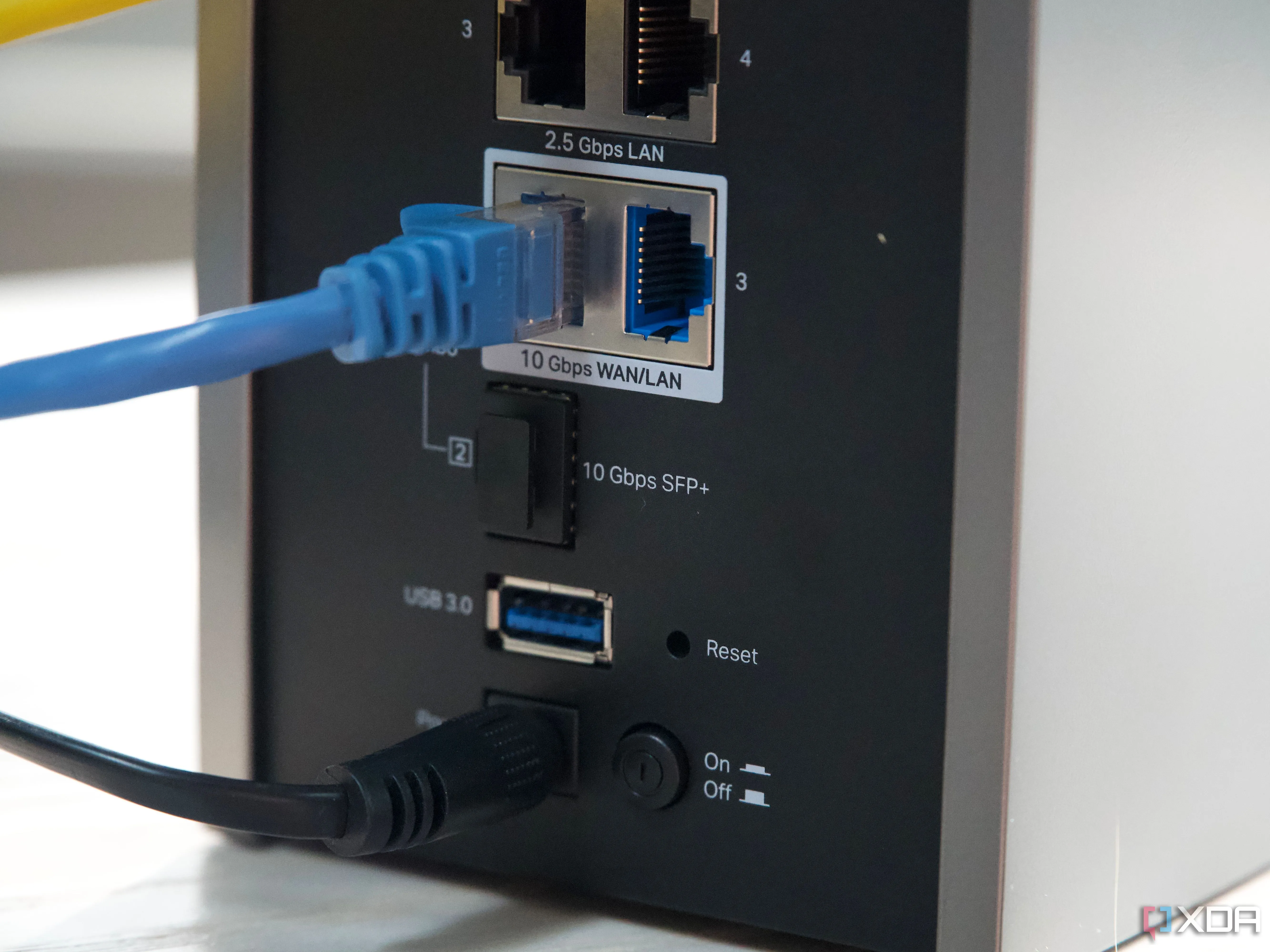 Router TP-Link Archer BE800 với các cổng kết nối hỗ trợ SSD ngoài