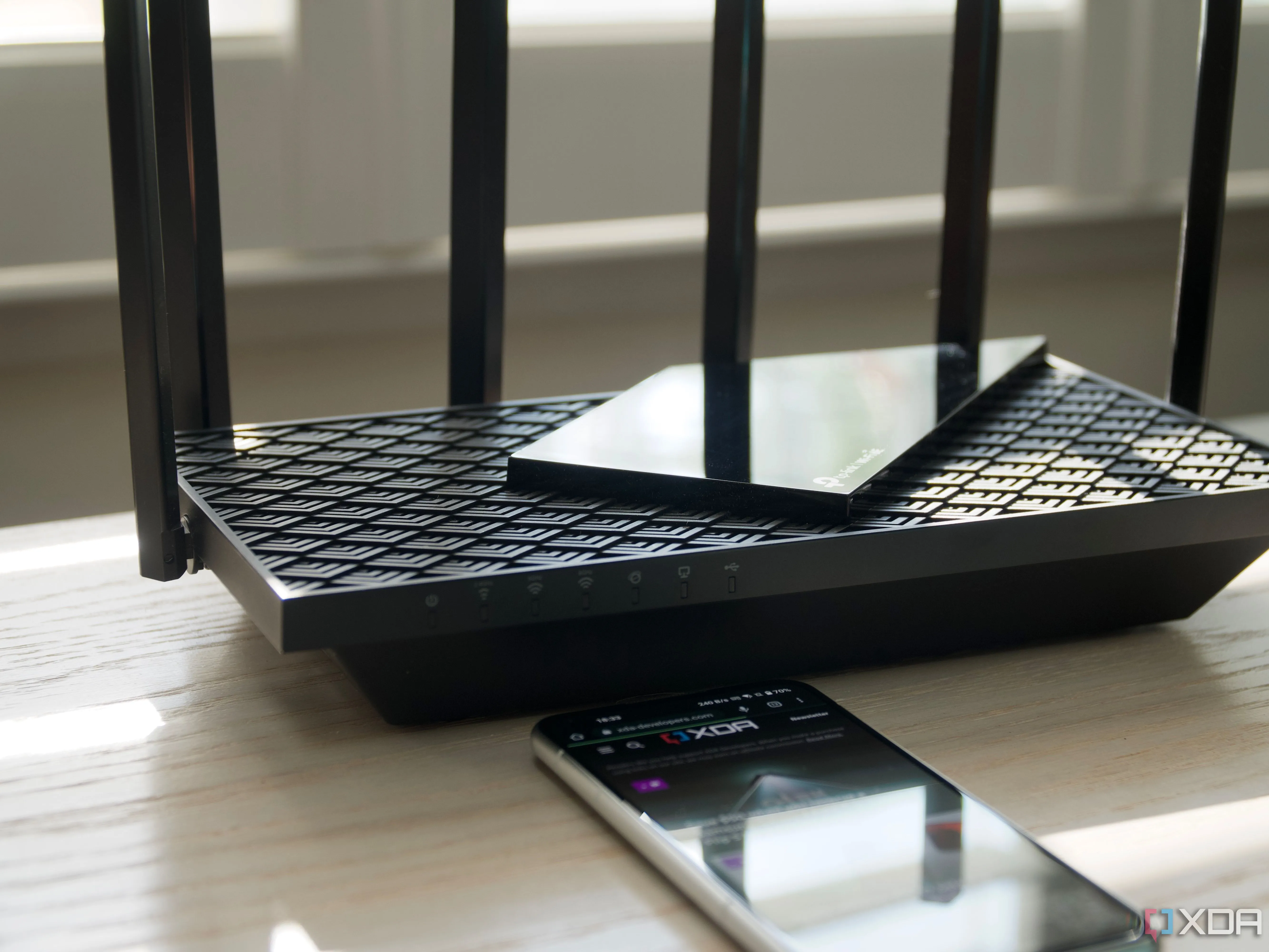 Router Wi-Fi 6E ba băng tần TP-Link Archer AXE75 đặt trên bàn