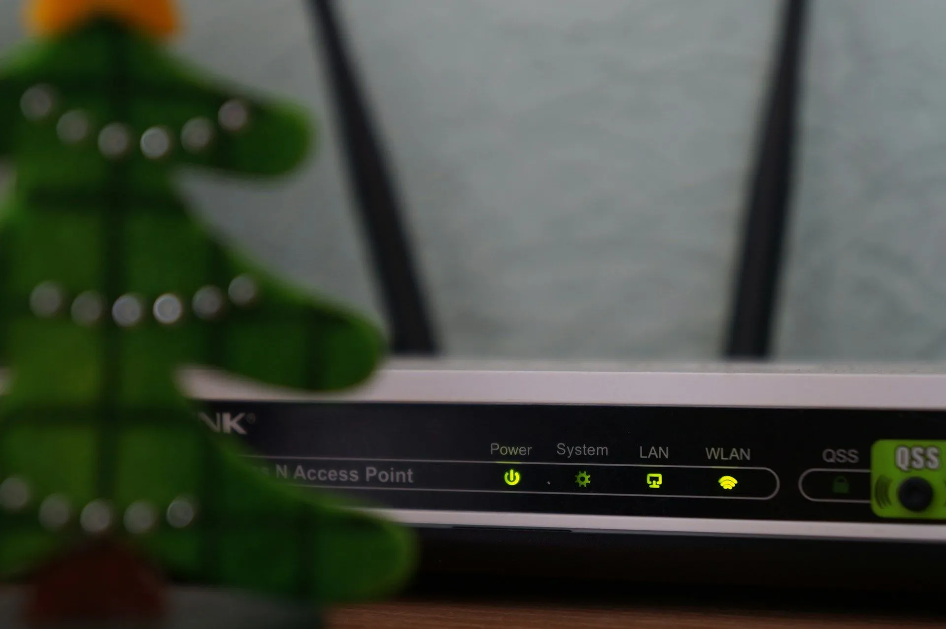Router Wi-Fi tại nhà với các đèn báo trạng thái sáng, dấu hiệu của thiết bị đang gặp sự cố