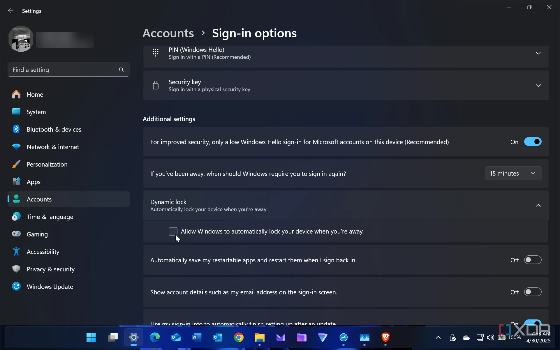Shows enabling Dynamic Lock on Windows 11