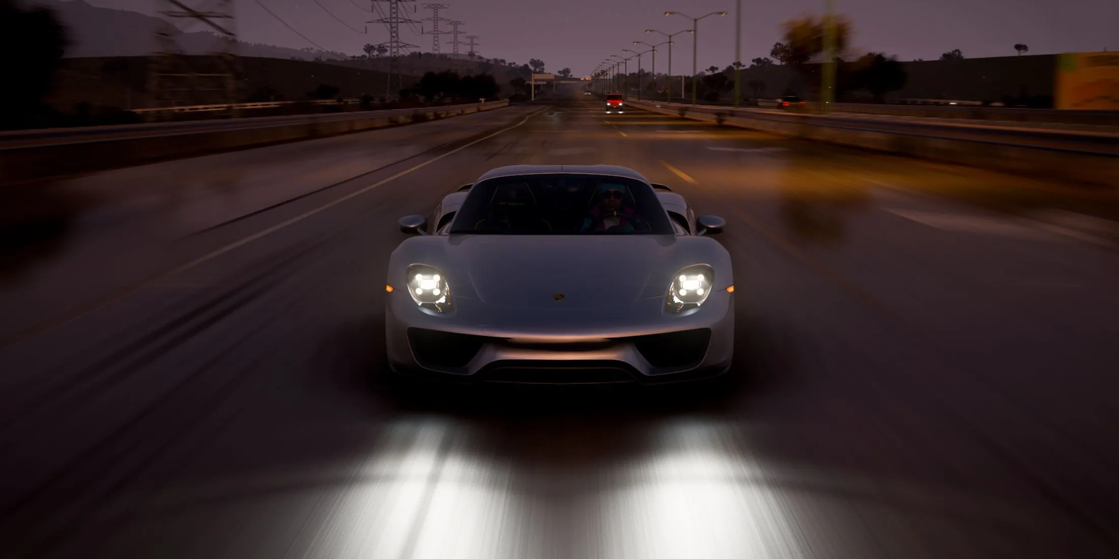 Siêu xe Porsche 918 Spyder màu trắng đang drift trên đường đất trong Forza Horizon 5.