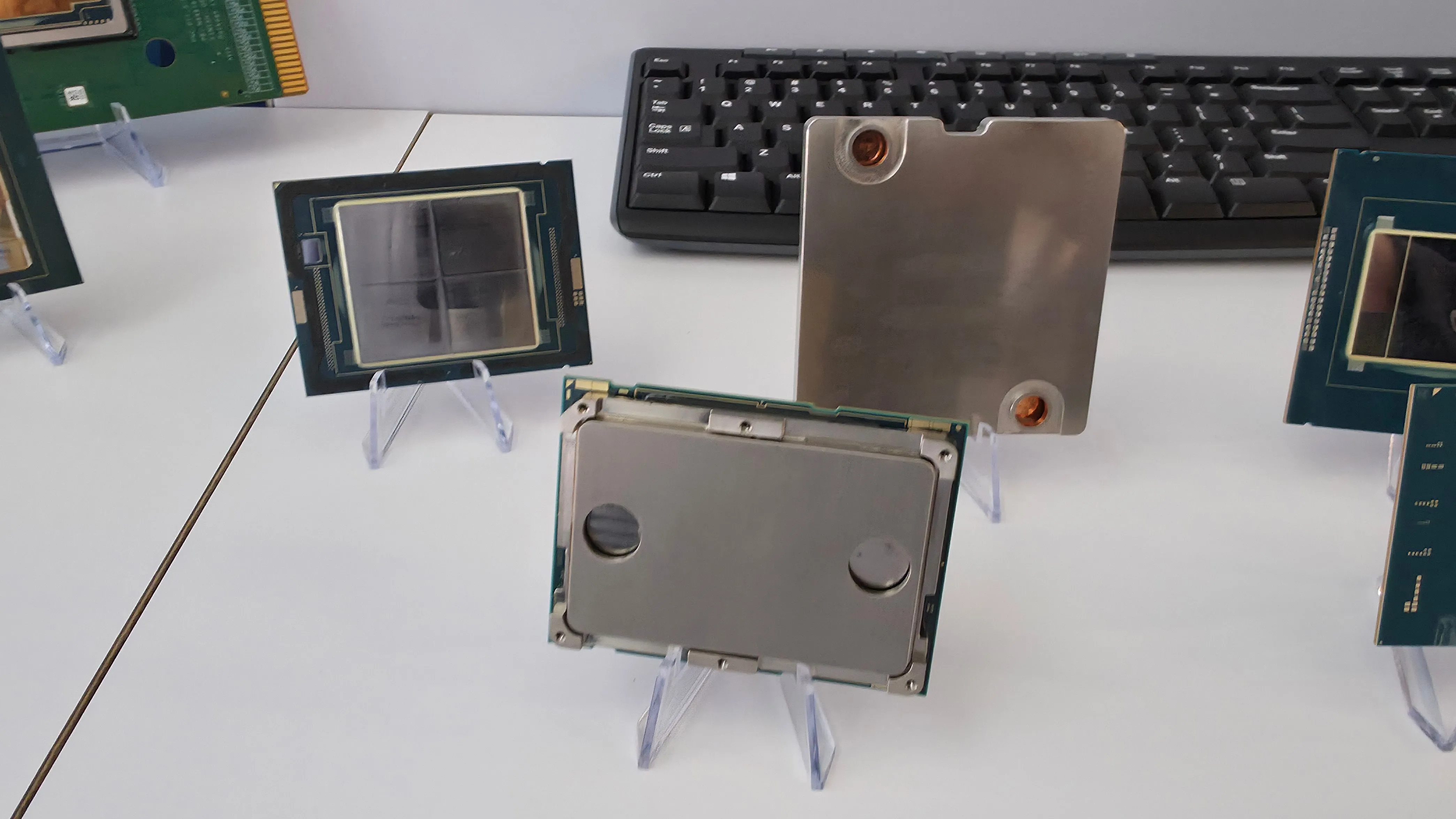 Sơ đồ thiết kế tản nhiệt chất lỏng trực tiếp của Intel với các vi kênh bên trong IHS