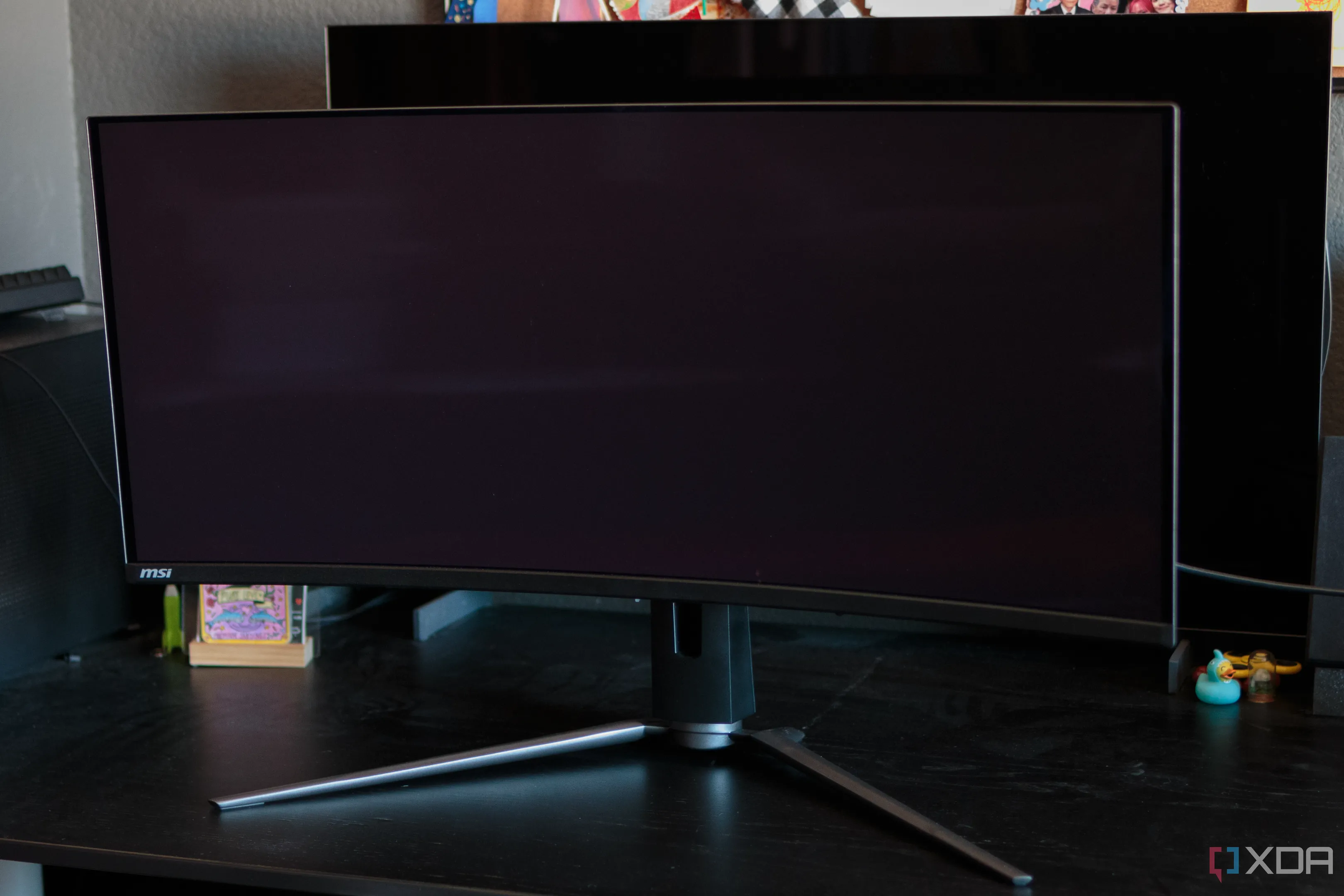 So sánh chi tiết độ sâu màu đen tuyệt đối trên các màn hình QD-OLED và W-OLED, minh họa khả năng hiển thị vượt trội của công nghệ OLED.