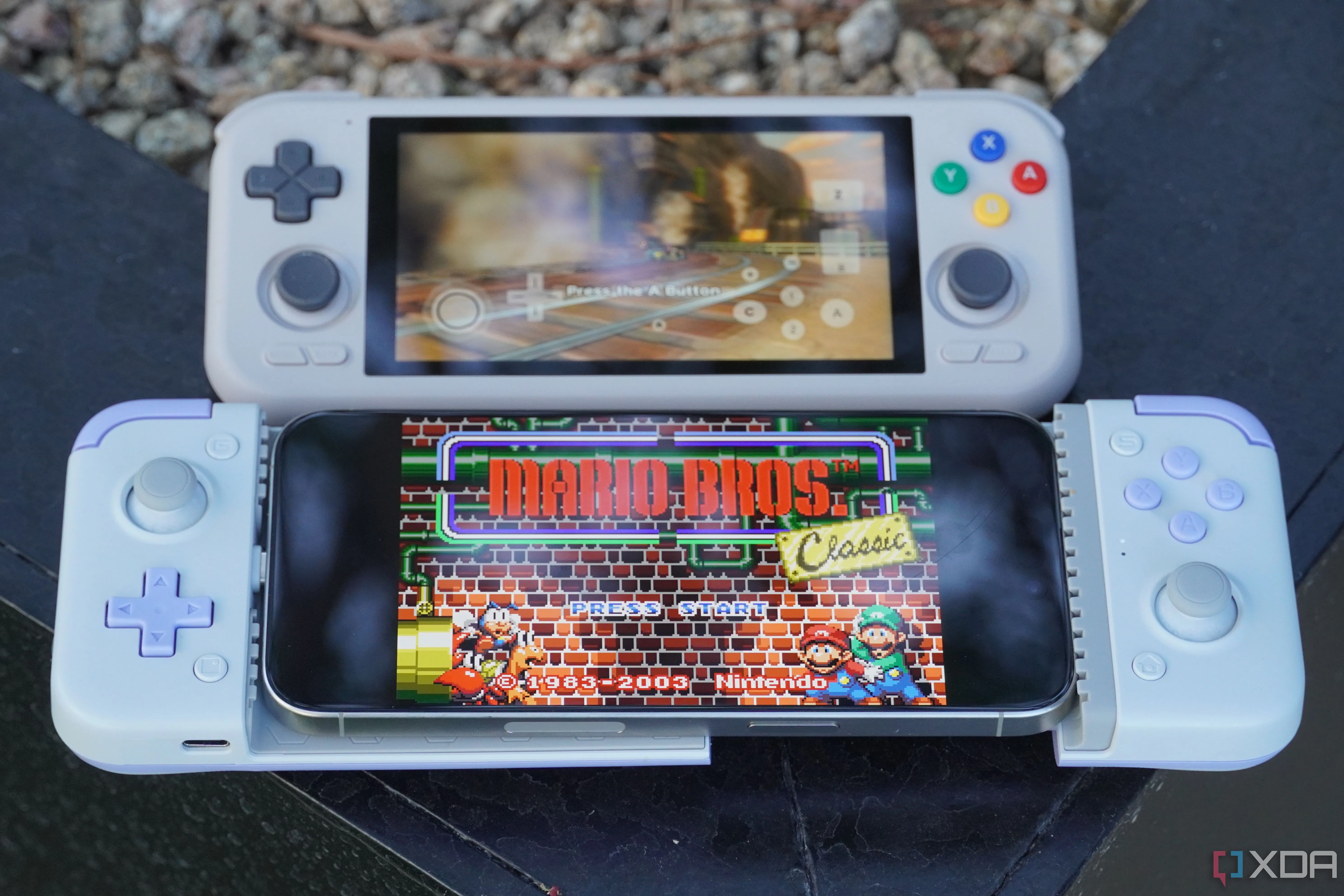 So sánh giả lập game retro trên máy cầm tay Android và iPhone, minh họa sự đa dạng của nền tảng giả lập hiện đại