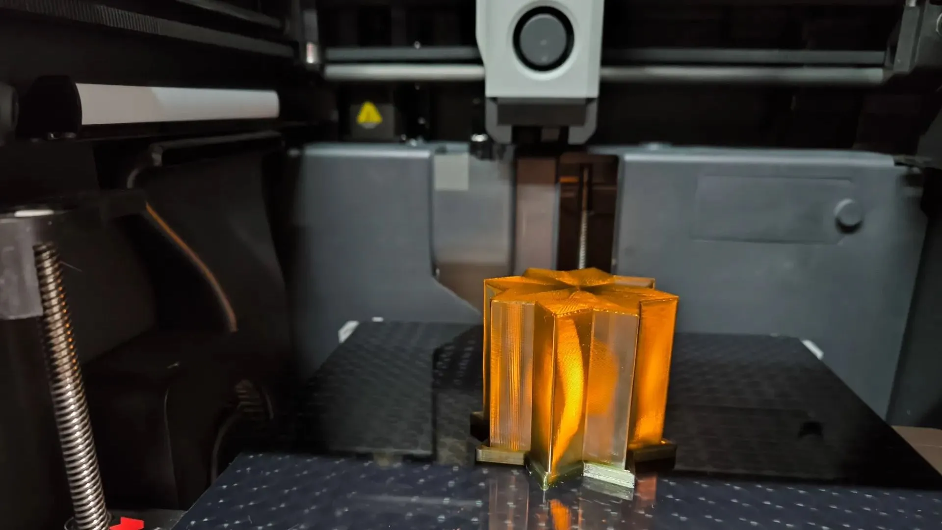 Sợi nhựa PETG màu xanh, loại vật liệu lý tưởng để in 3D phụ kiện xe đạp bền bỉ như giá đỡ bình nước