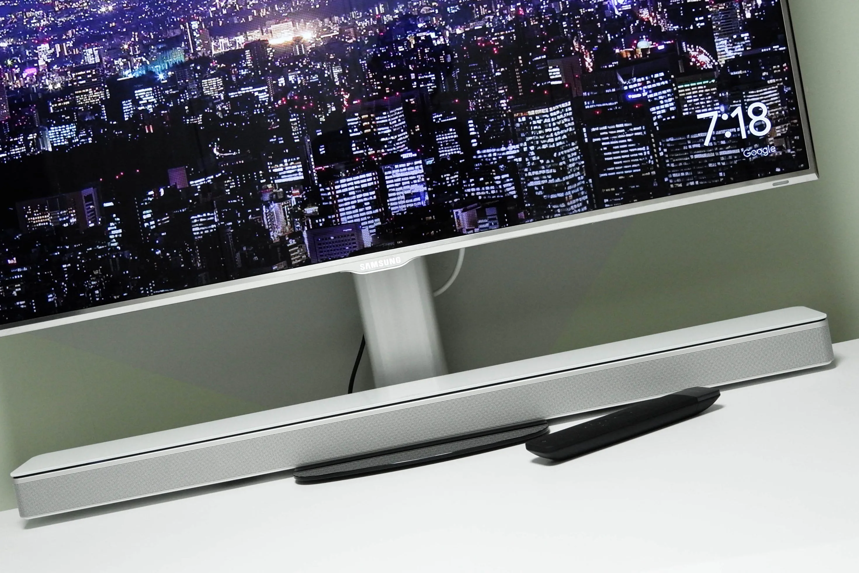 Soundbar được đặt gọn gàng dưới màn hình máy tính trên bàn làm việc, tối ưu không gian sử dụng