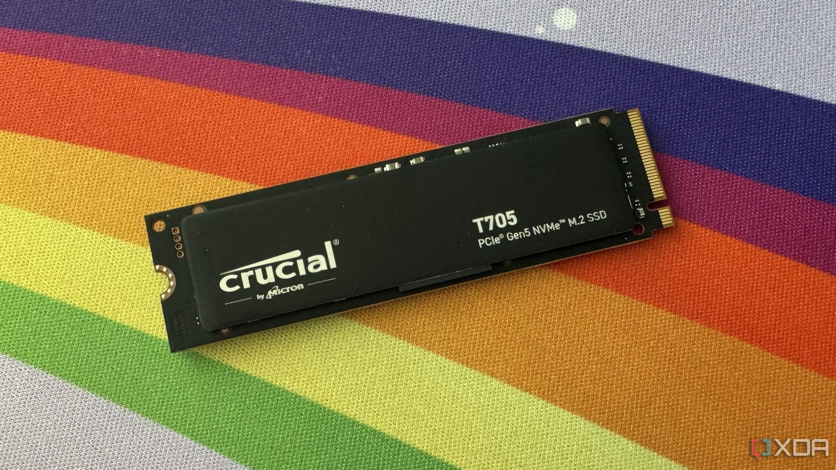 SSD Crucial T705 Gen5 hiệu năng cao trên thảm kê bàn gaming
