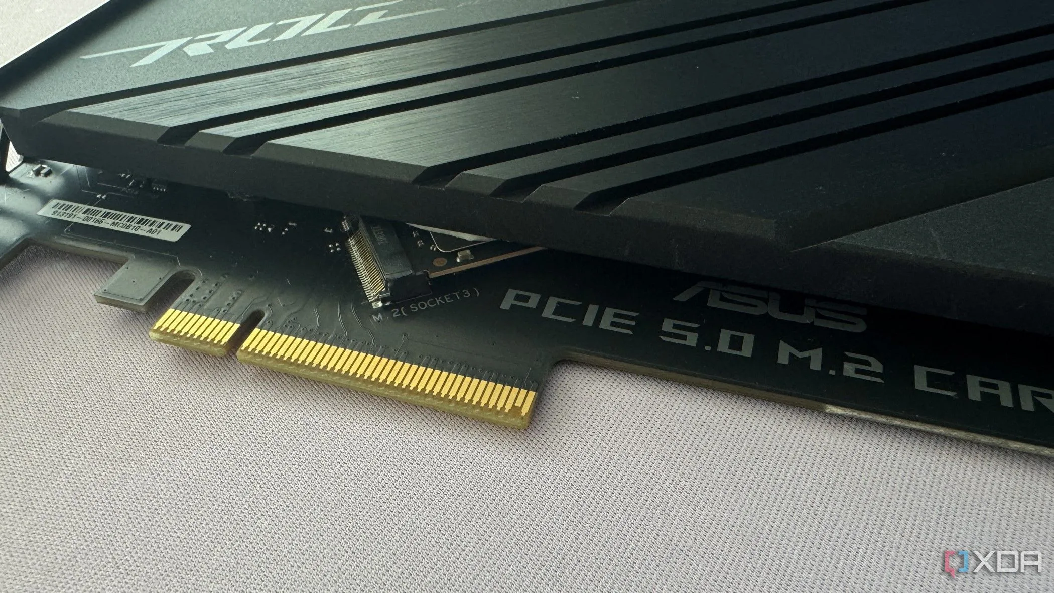 SSD Crucial T705 M.2 gắn trên thẻ adapter PCIe cùng tản nhiệt, minh họa khả năng mở rộng lưu trữ và hiệu suất cao