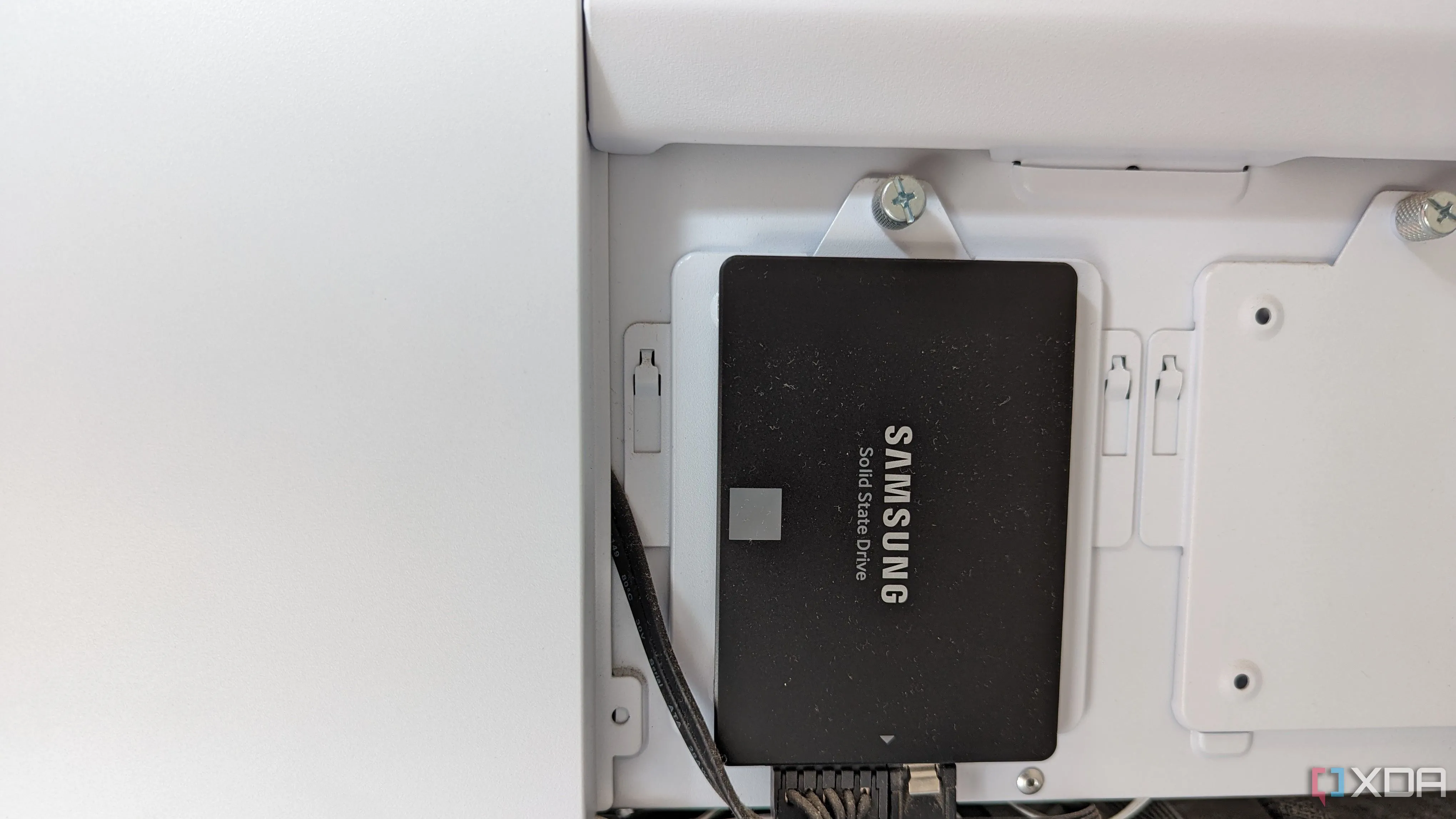 SSD Samsung 860 EVO 250GB gắn trong vỏ case máy tính