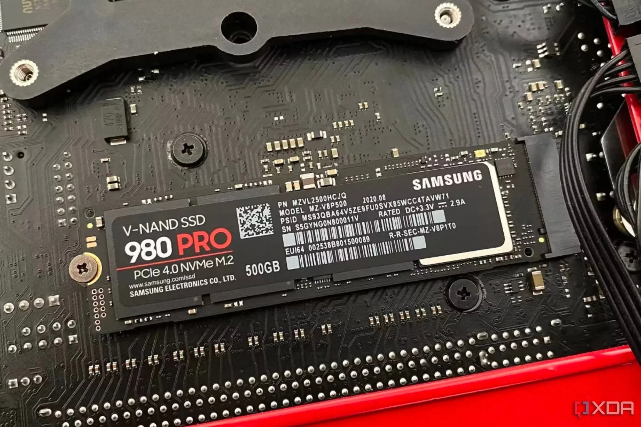 SSD Samsung 980 Pro M.2 NVMe được lắp trên bo mạch chủ, minh họa loại ổ cứng M.2 phổ biến