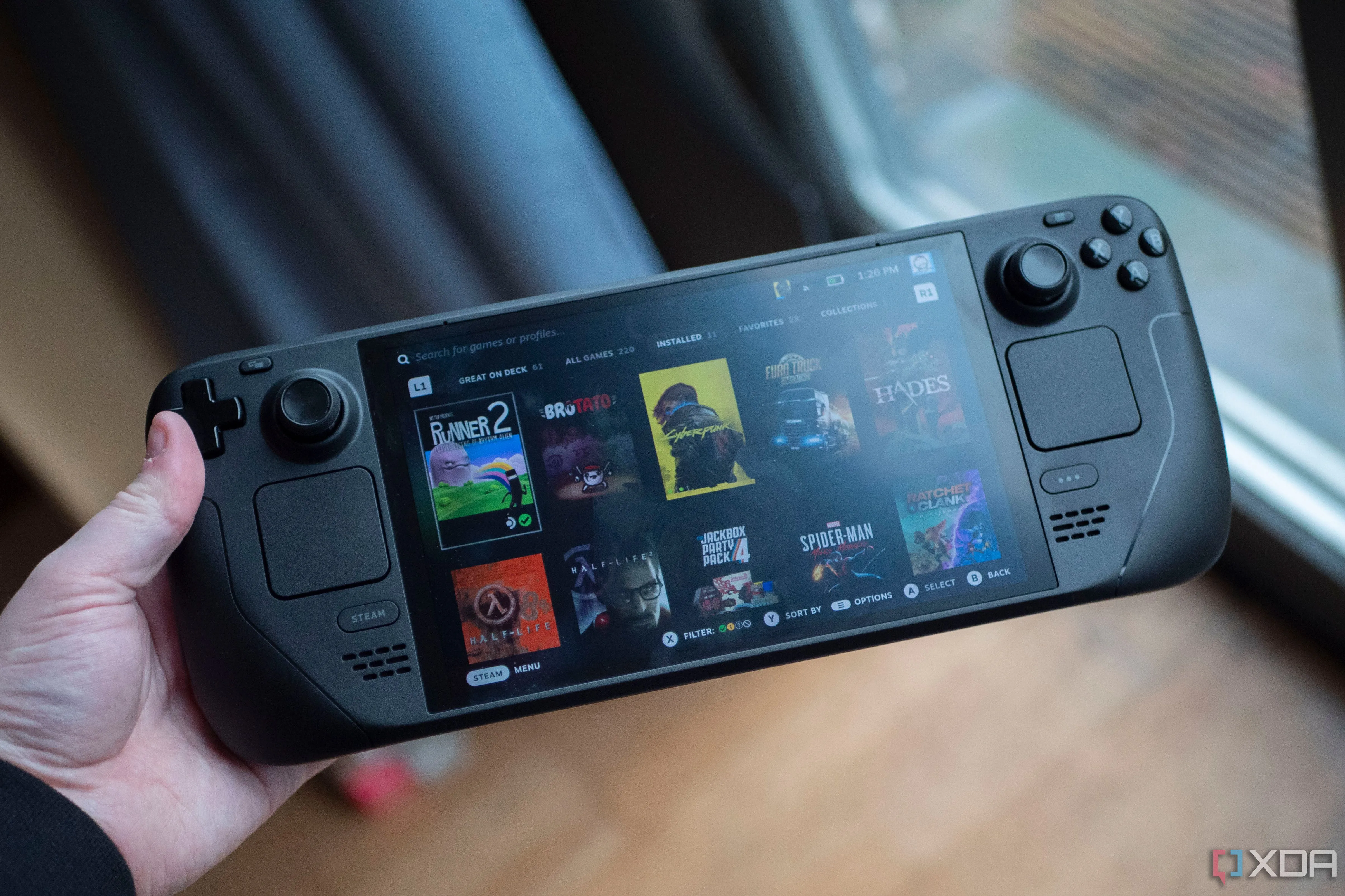 Steam Deck OLED với màn hình bật sáng