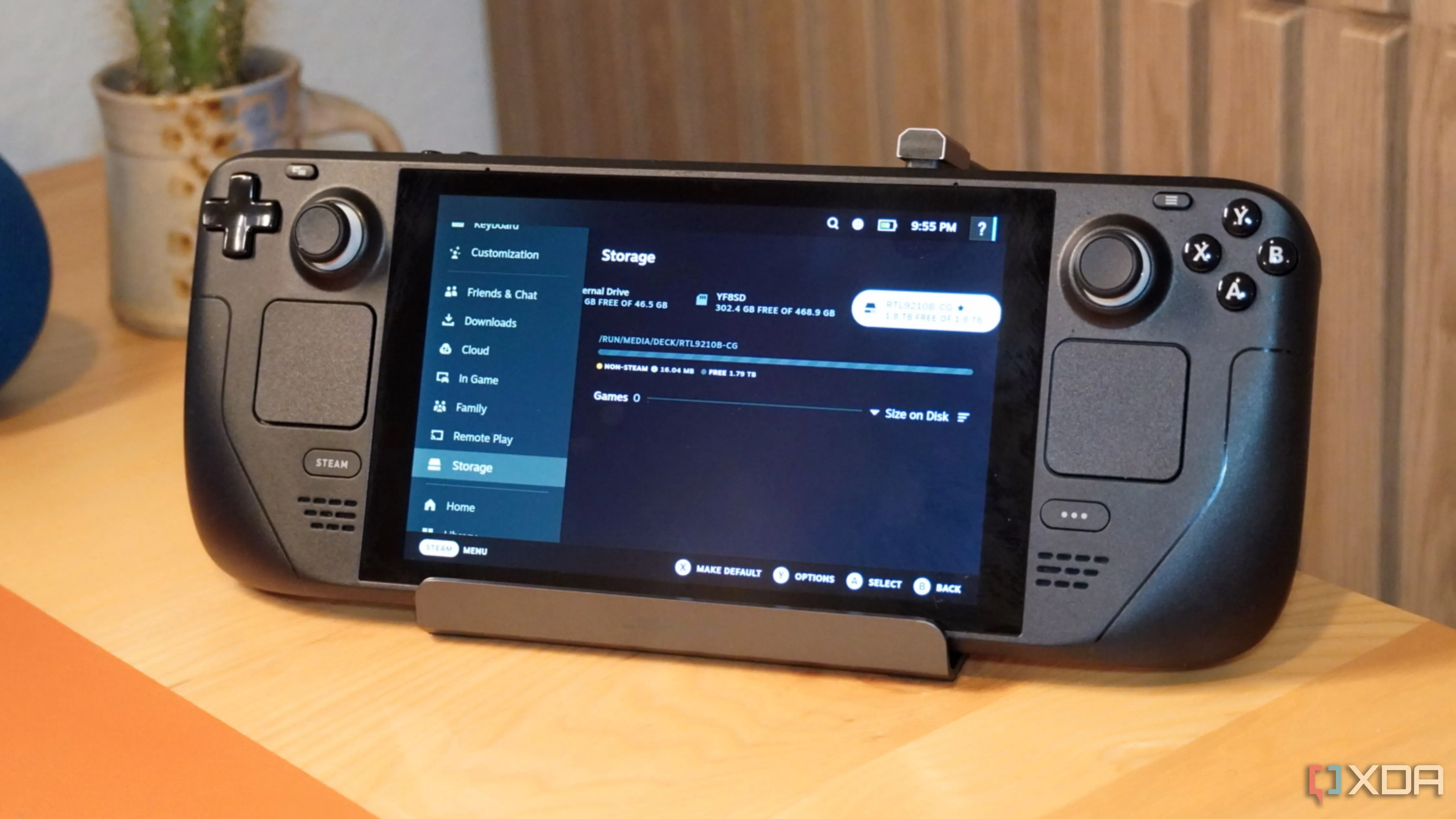 Steam Deck trên đế cắm Jsaux kèm hộp SSD, biểu tượng cho hệ sinh thái mở và không tốn phí bản quyền của SteamOS