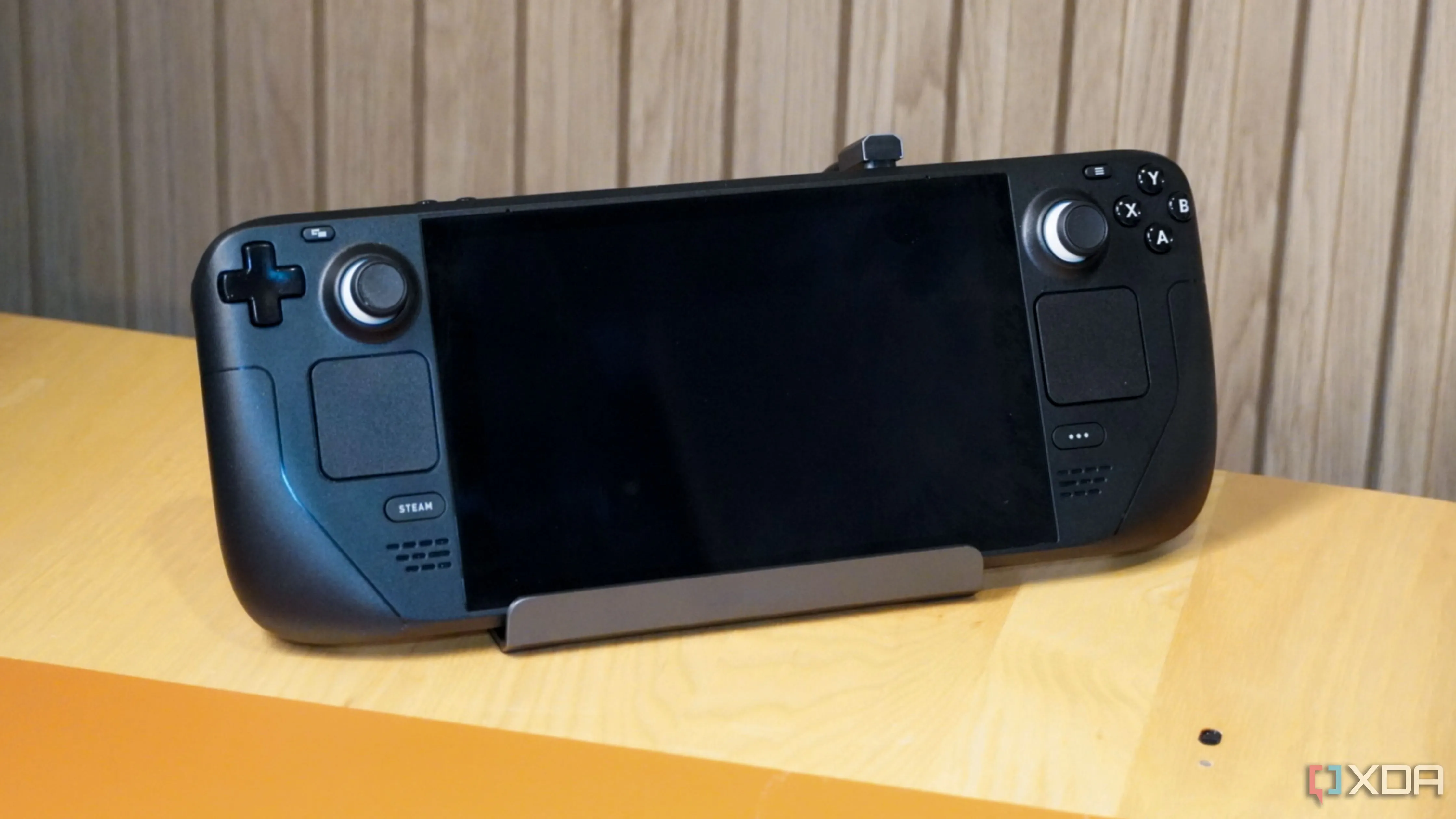 Steam Deck với dock sạc và ổ SSD ngoài