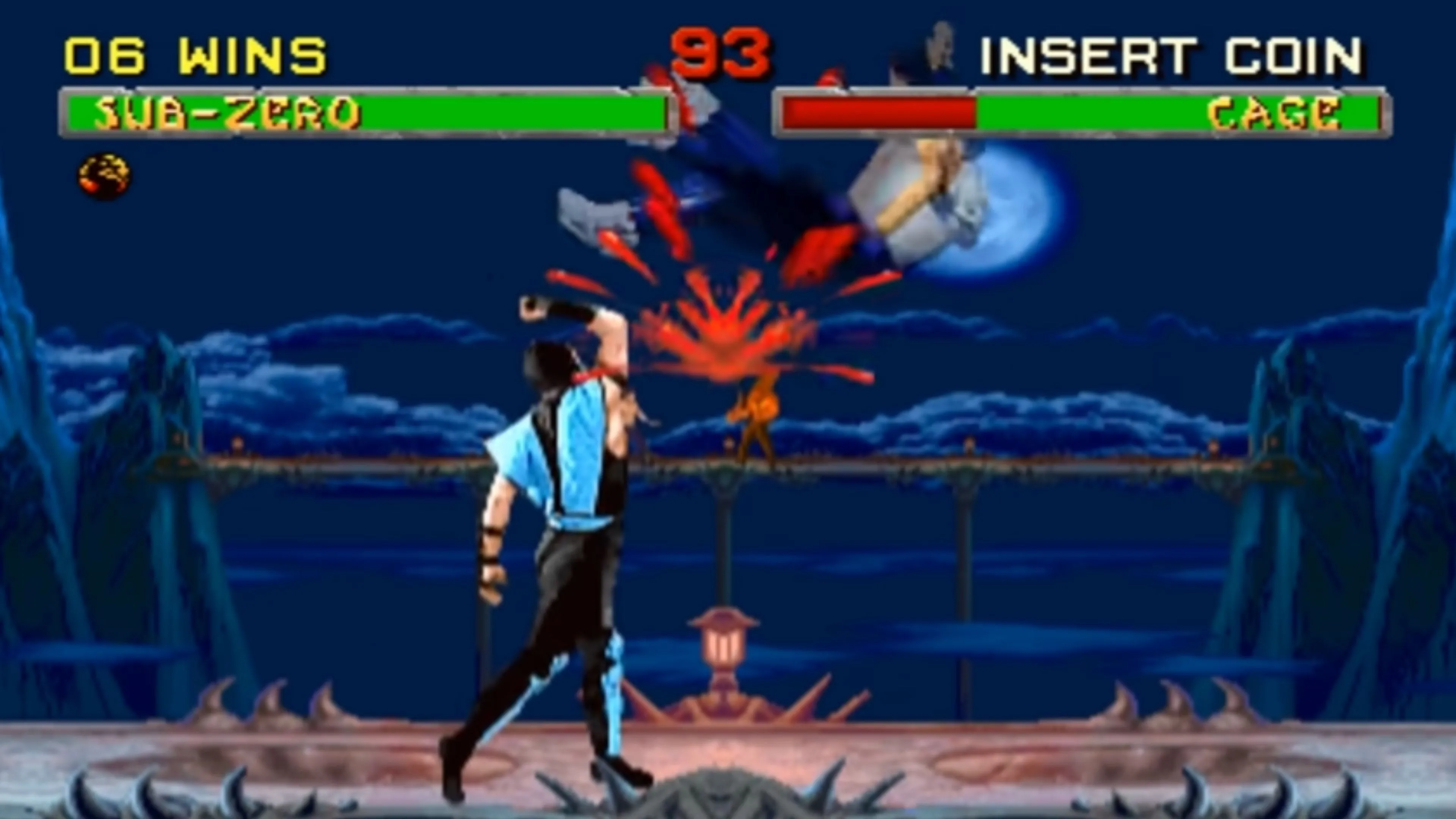 Sub-Zero và Johnny Cage đang giao chiến ác liệt trong Mortal Kombat 2 trên nền console Sega Genesis