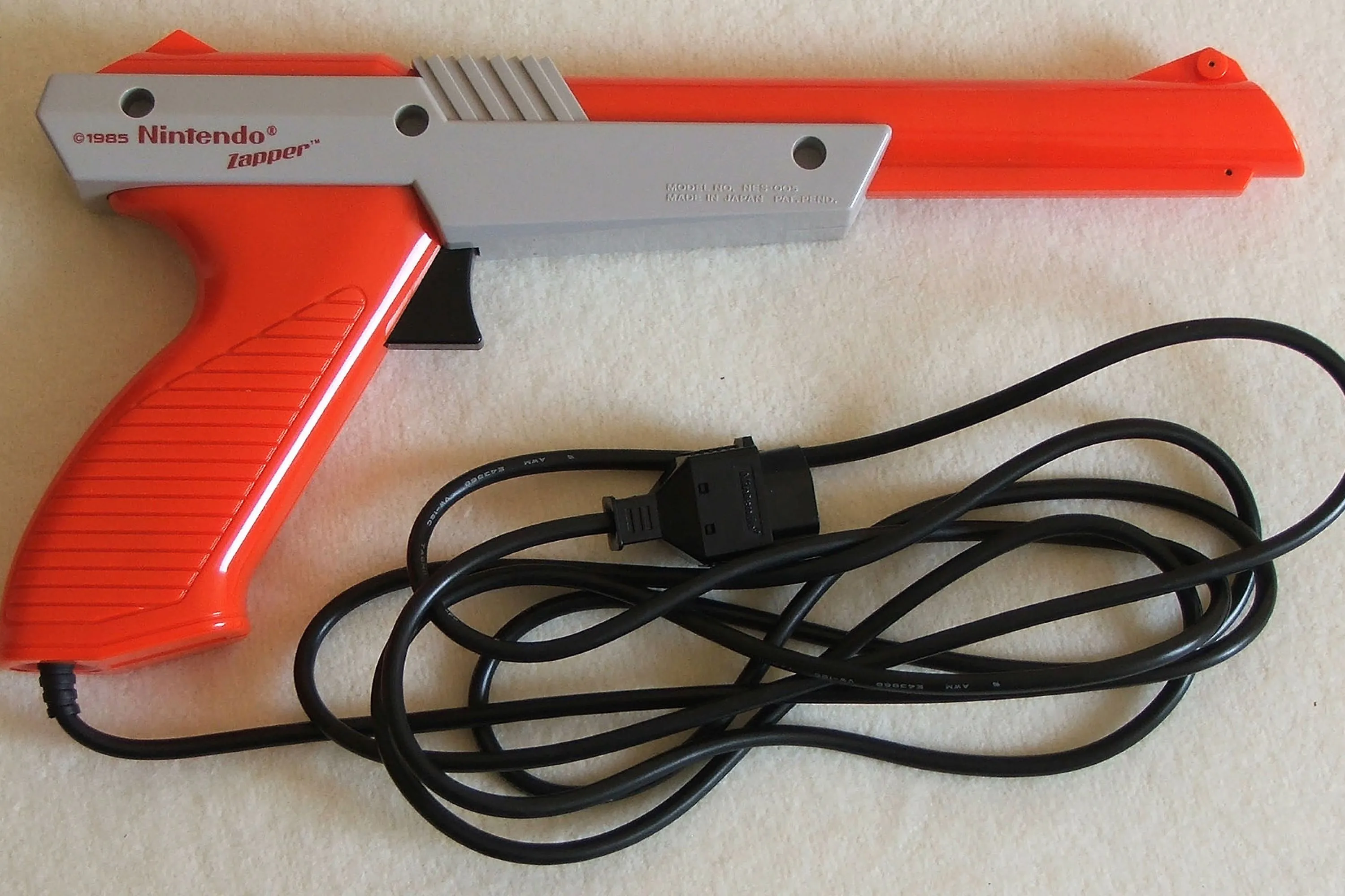 Súng Nintendo Zapper nằm trên sàn nhà