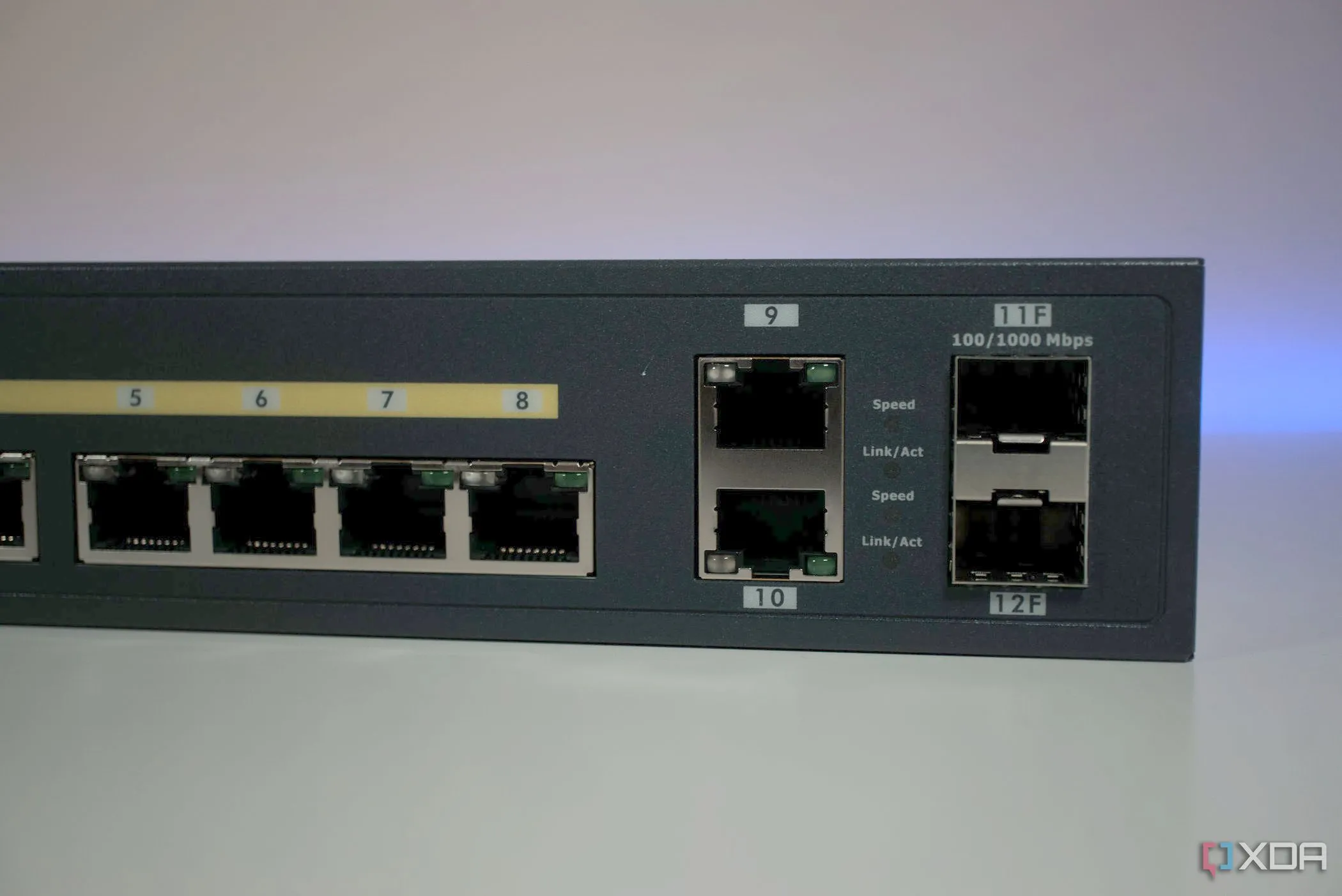 Switch EnGenius ECS112FP với các cổng uplink, cho phép người dùng học hỏi về quản lý và tối ưu hóa mạng