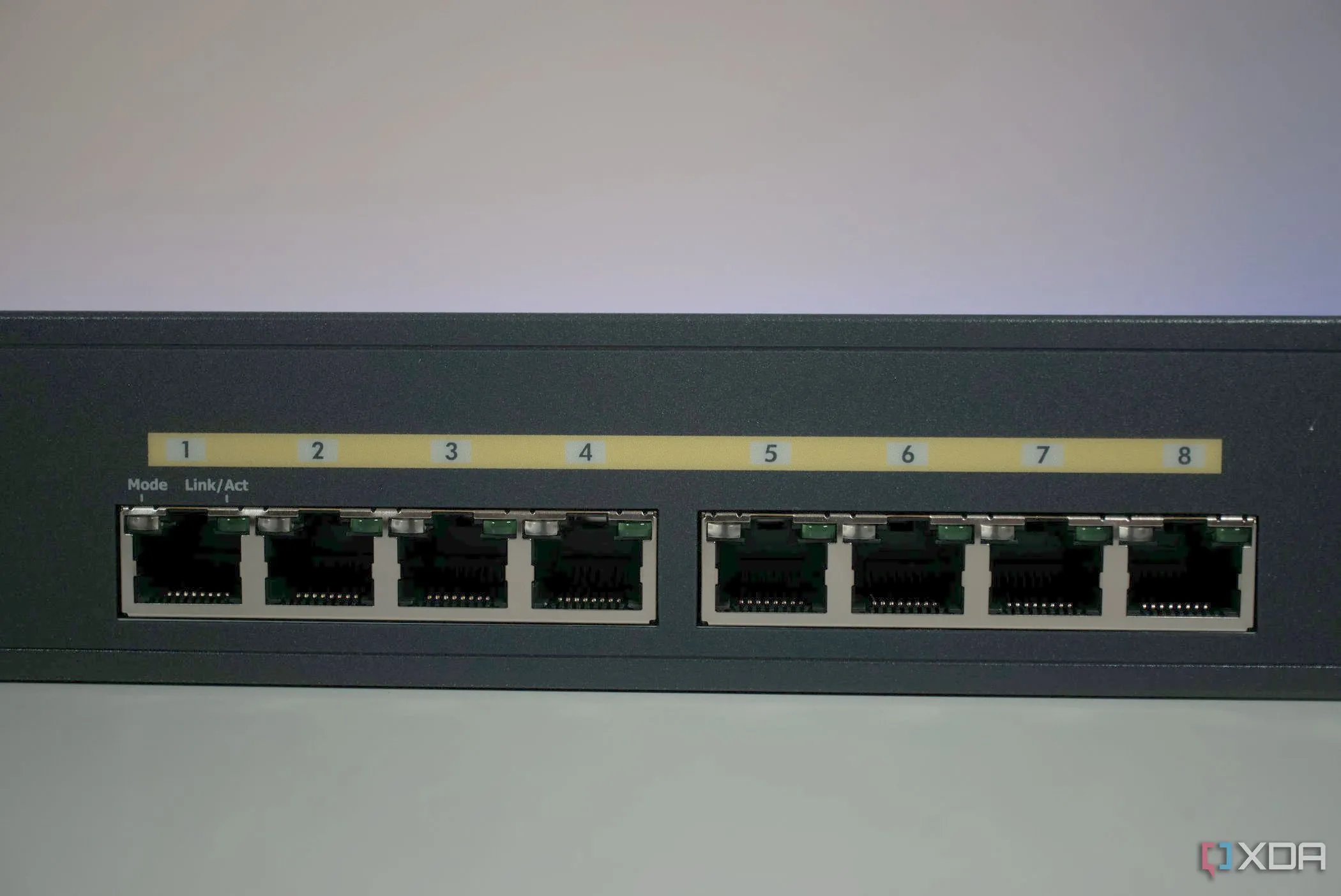 Switch mạng EnGenius ECS112FP với các cổng PoE, minh họa tính năng bảo mật PNAC và ACLs
