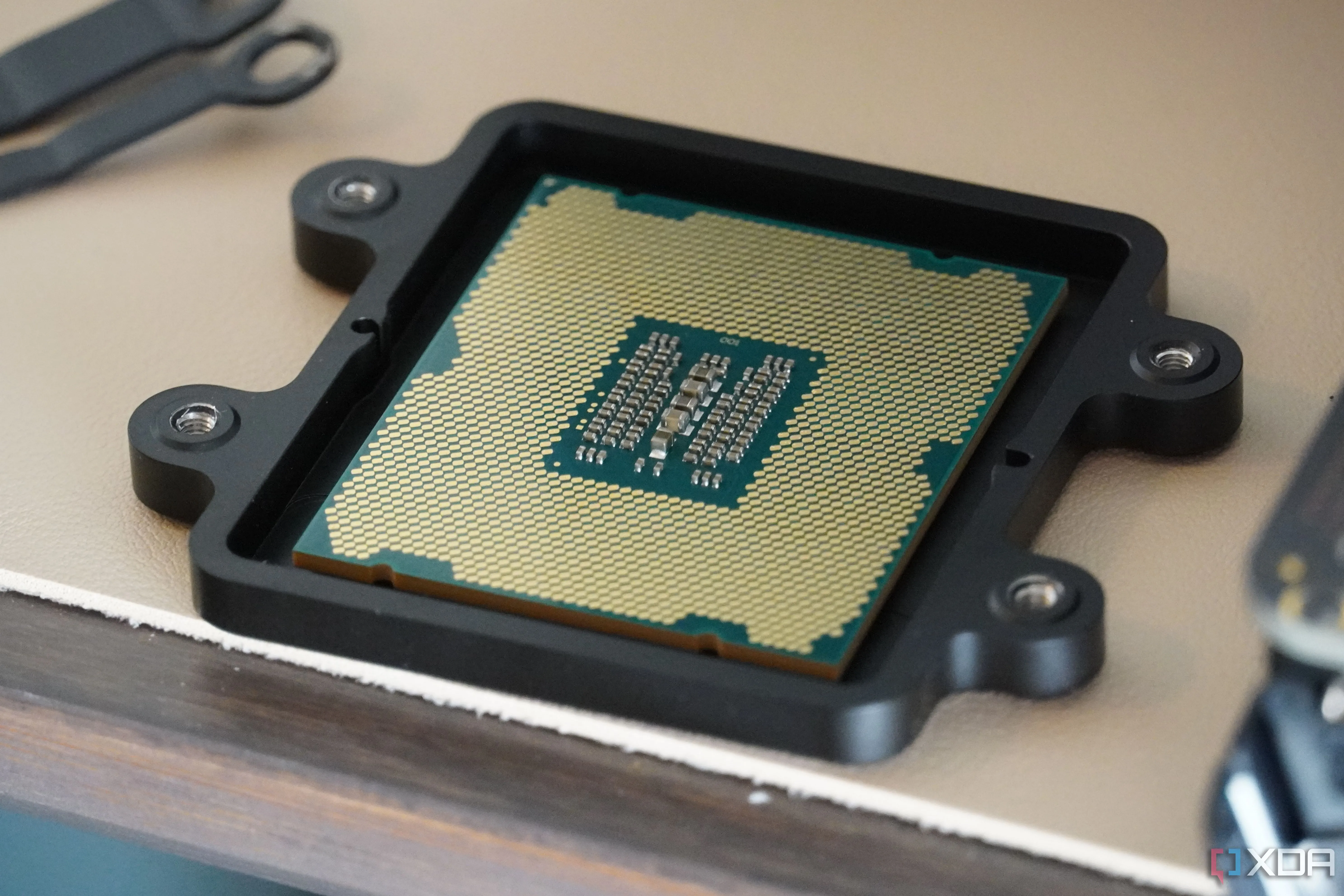 Tái chế linh kiện máy tính cũ như CPU hoặc GPU cho các dự án DIY sáng tạo