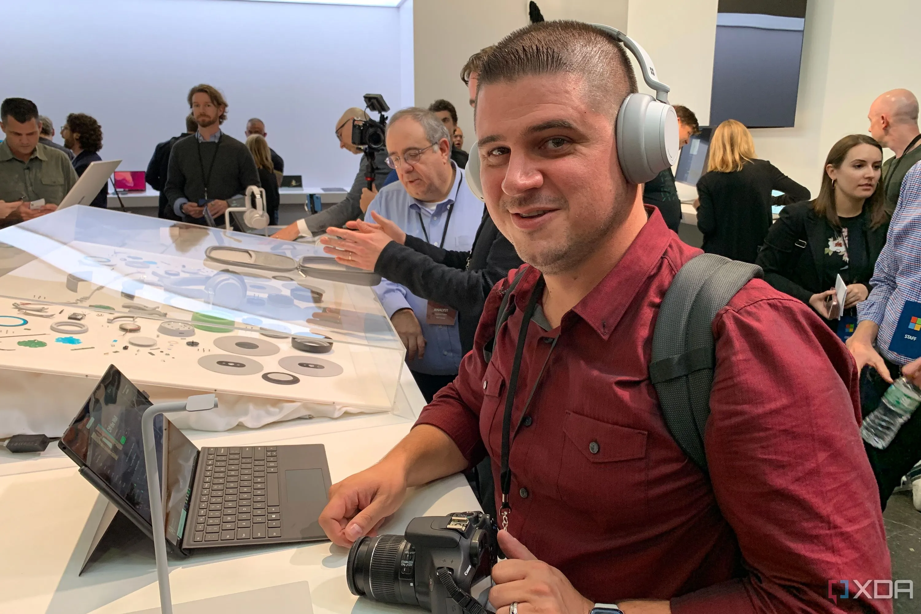 Tai nghe không dây Microsoft Surface Headphones, biểu tượng cho sự mở rộng thành công của hệ sinh thái phần cứng Microsoft song hành cùng kỷ nguyên Windows 10.