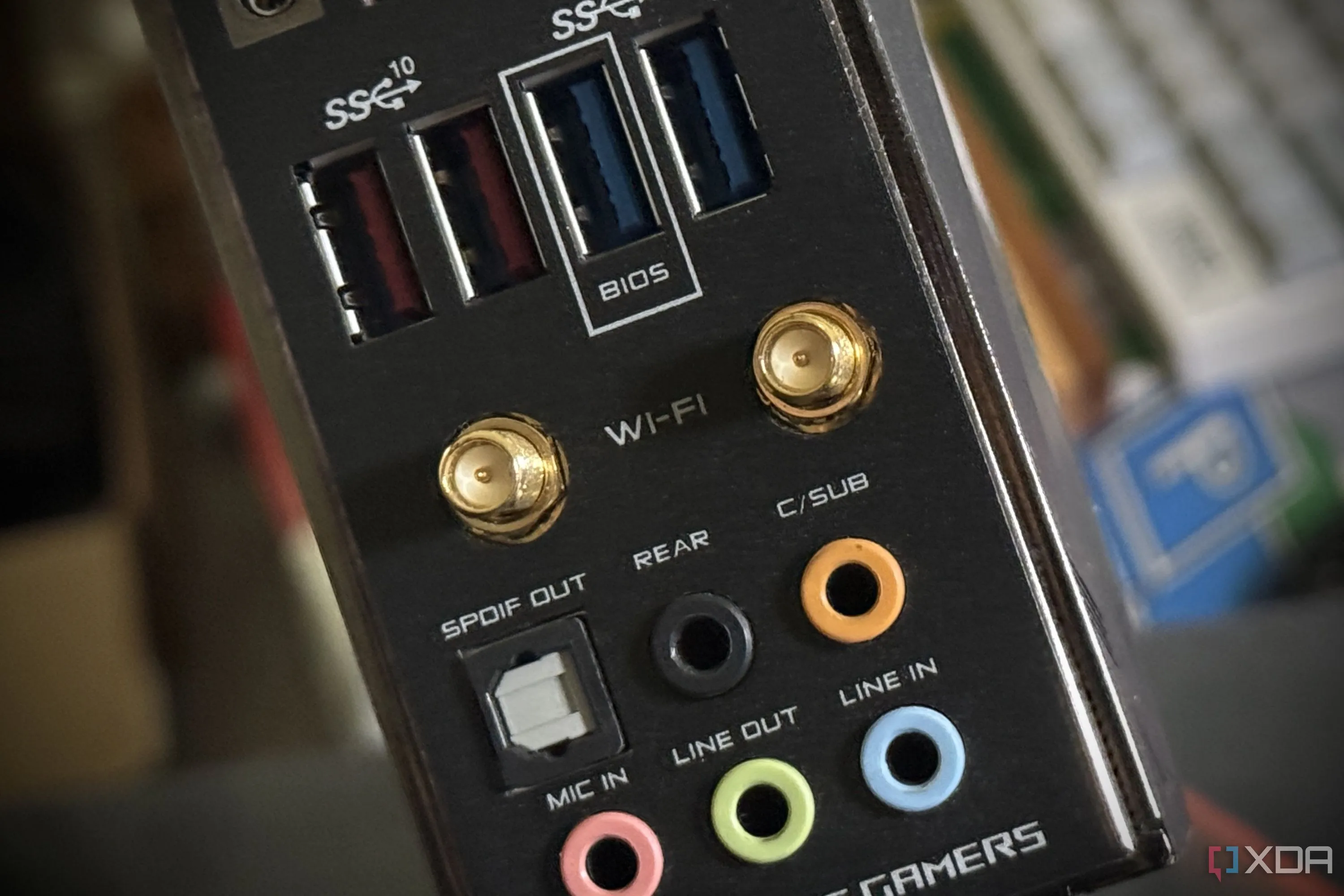 Tấm che I/O của bo mạch chủ hiển thị các cổng kết nối Wi-Fi tích hợp, biểu thị tốc độ mạng không dây