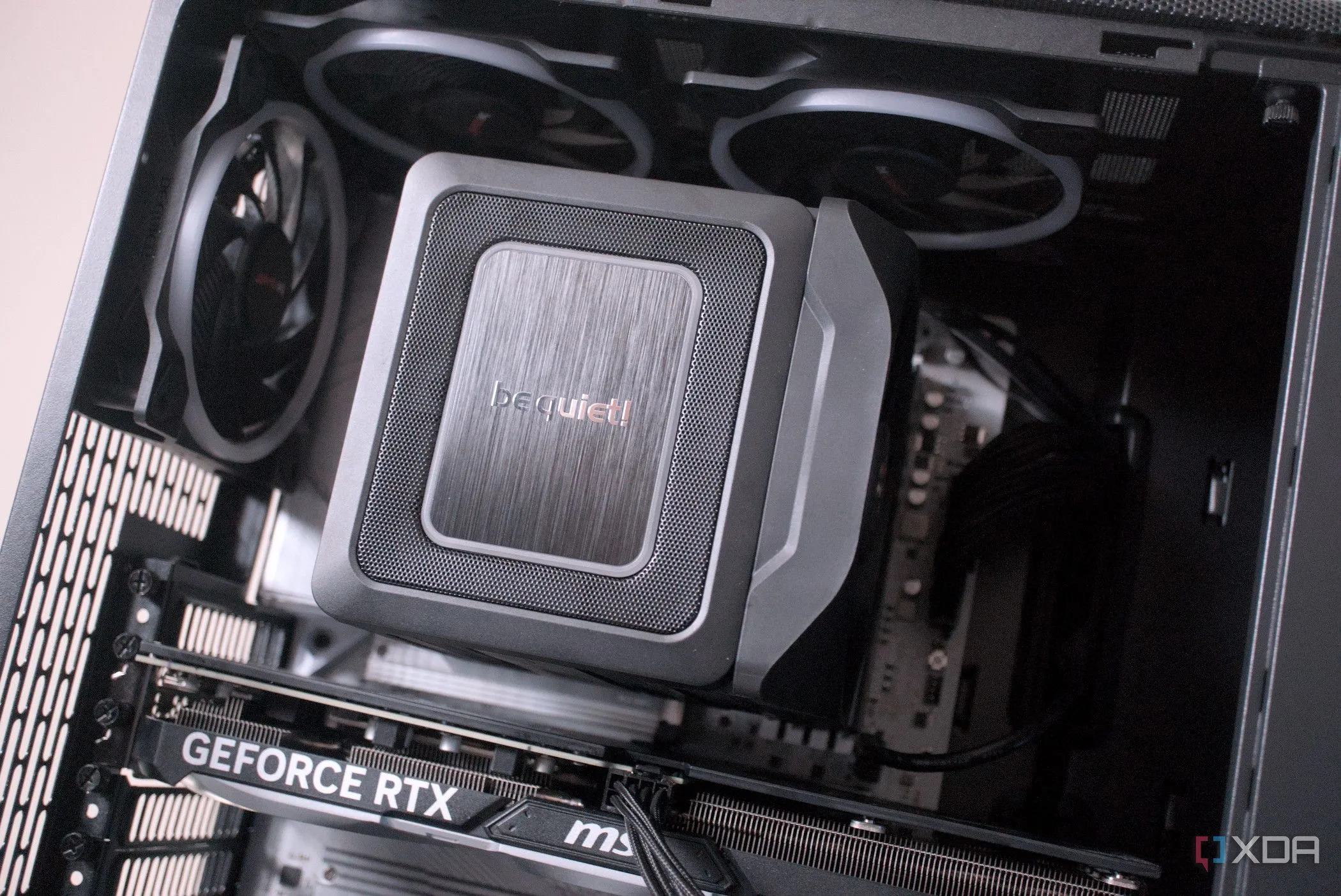 Tản nhiệt CPU Be Quiet Dark Rock Elite bên trong vỏ máy tính, thể hiện việc tái sử dụng linh kiện PC chất lượng