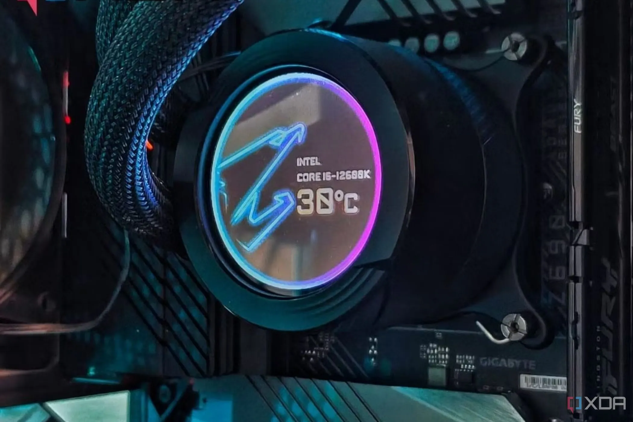 Tản nhiệt CPU dạng AIO của Gigabyte với màn hình LCD hiển thị nhiệt độ CPU và hiệu ứng ánh sáng RGB.