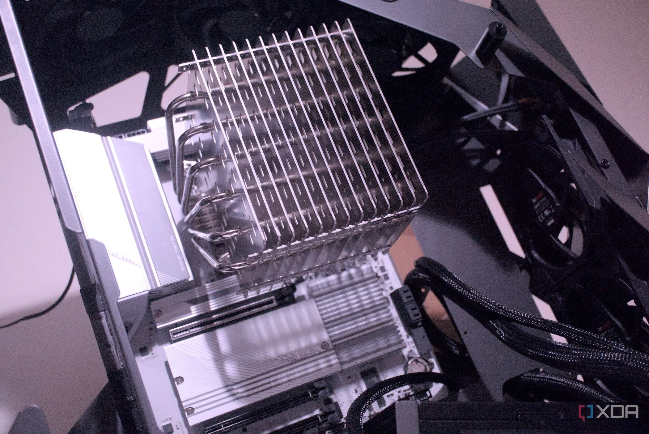 Tản nhiệt CPU Noctua NH-P1 khổng lồ được lắp đặt bên trong một vỏ case PC, biểu thị một dàn máy tính đã được lắp ráp.