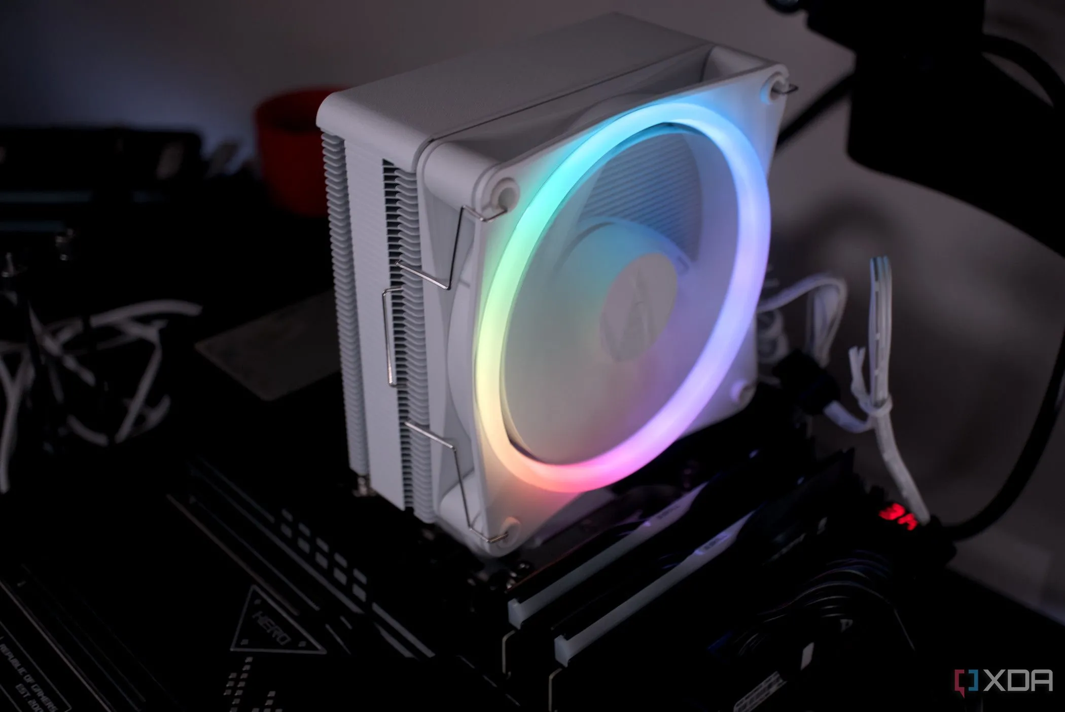 Tản nhiệt khí NZXT T120 RGB được lắp đặt trên bo mạch chủ CPU.